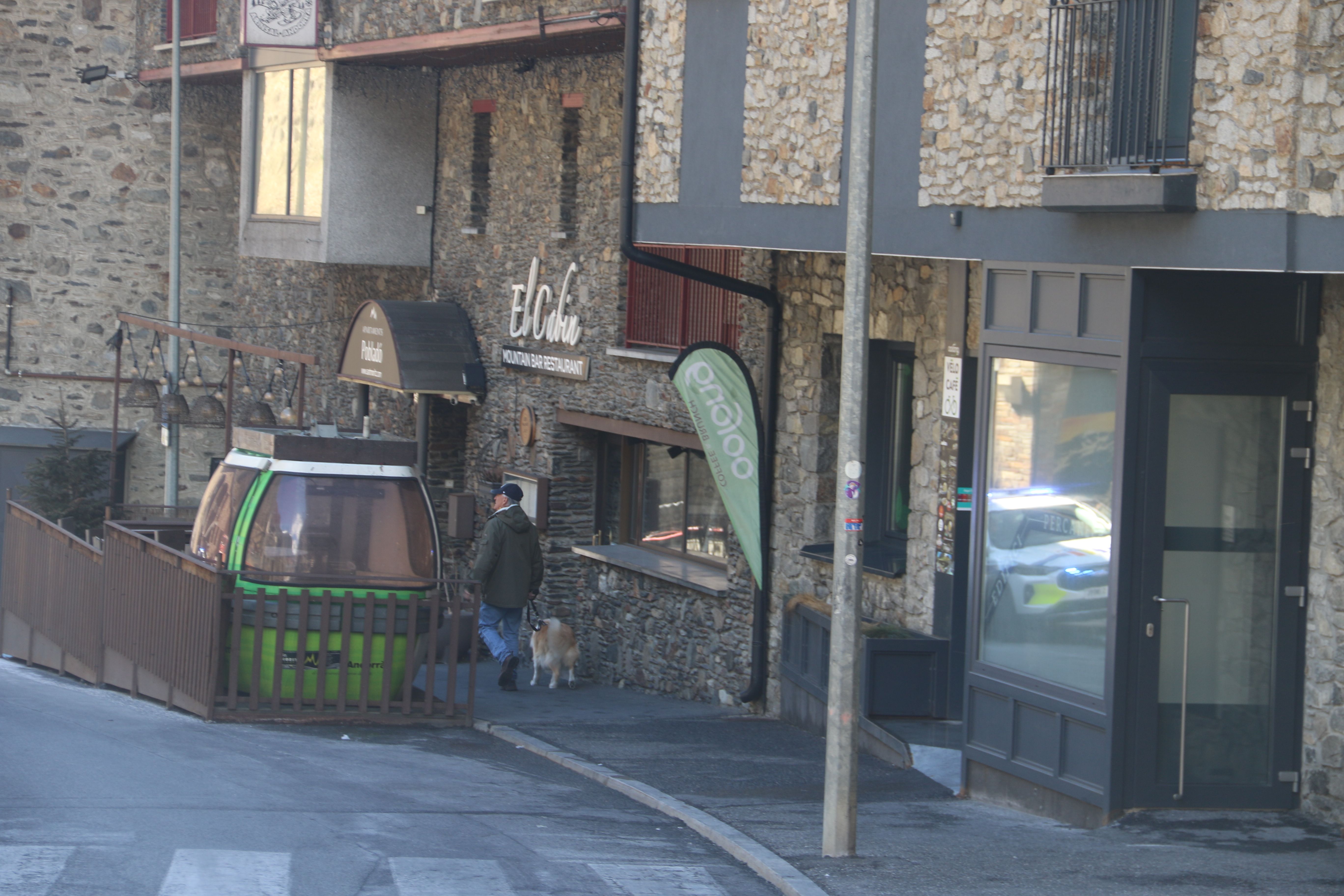 Establiments situats davant per davant de l'antiga fàbrica d'aigua. Establiments situats davant per davant de l'antiga fàbrica d'aigua.