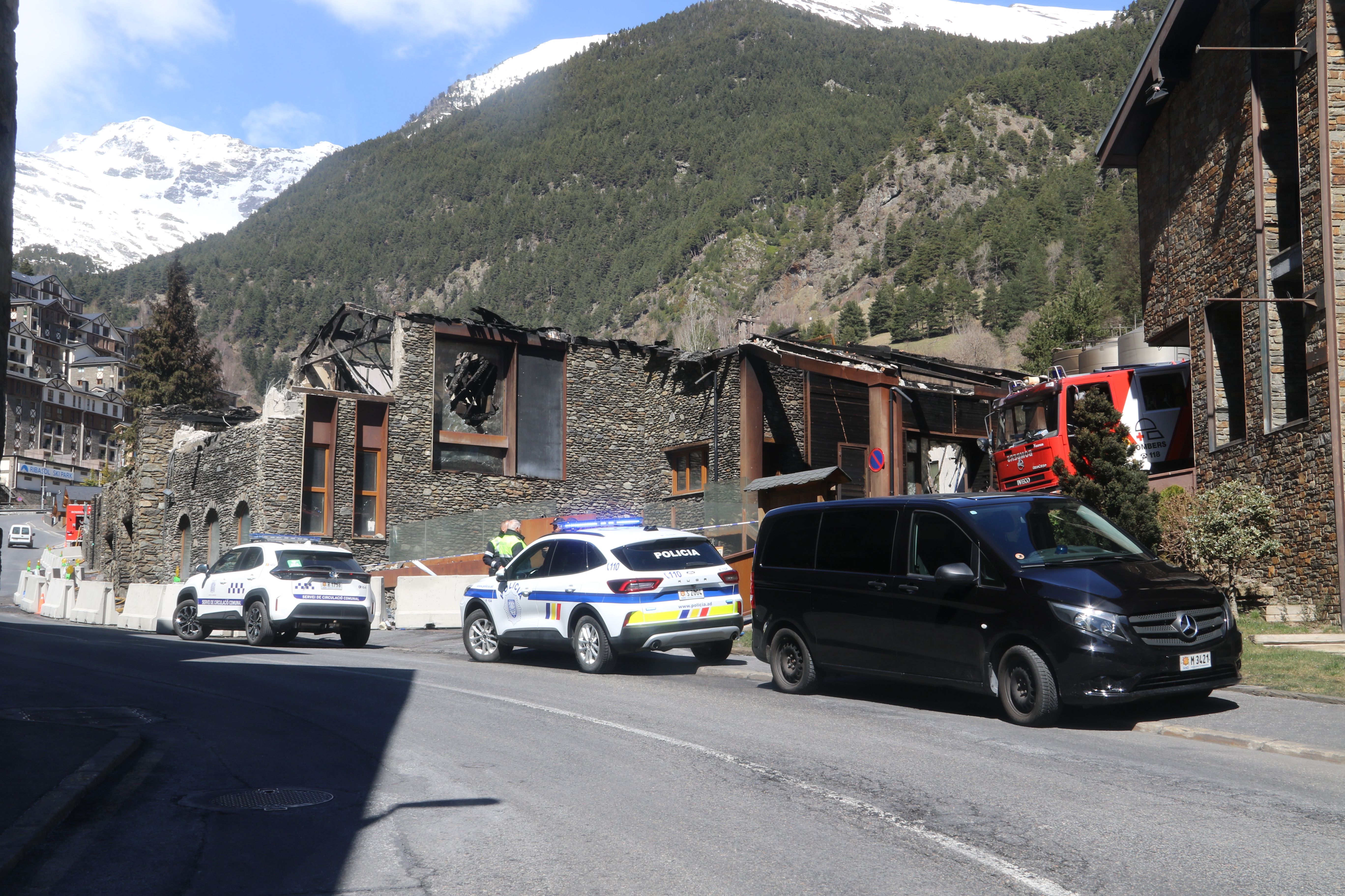 Els cotxes policials en les immediacions del recinte malmès.