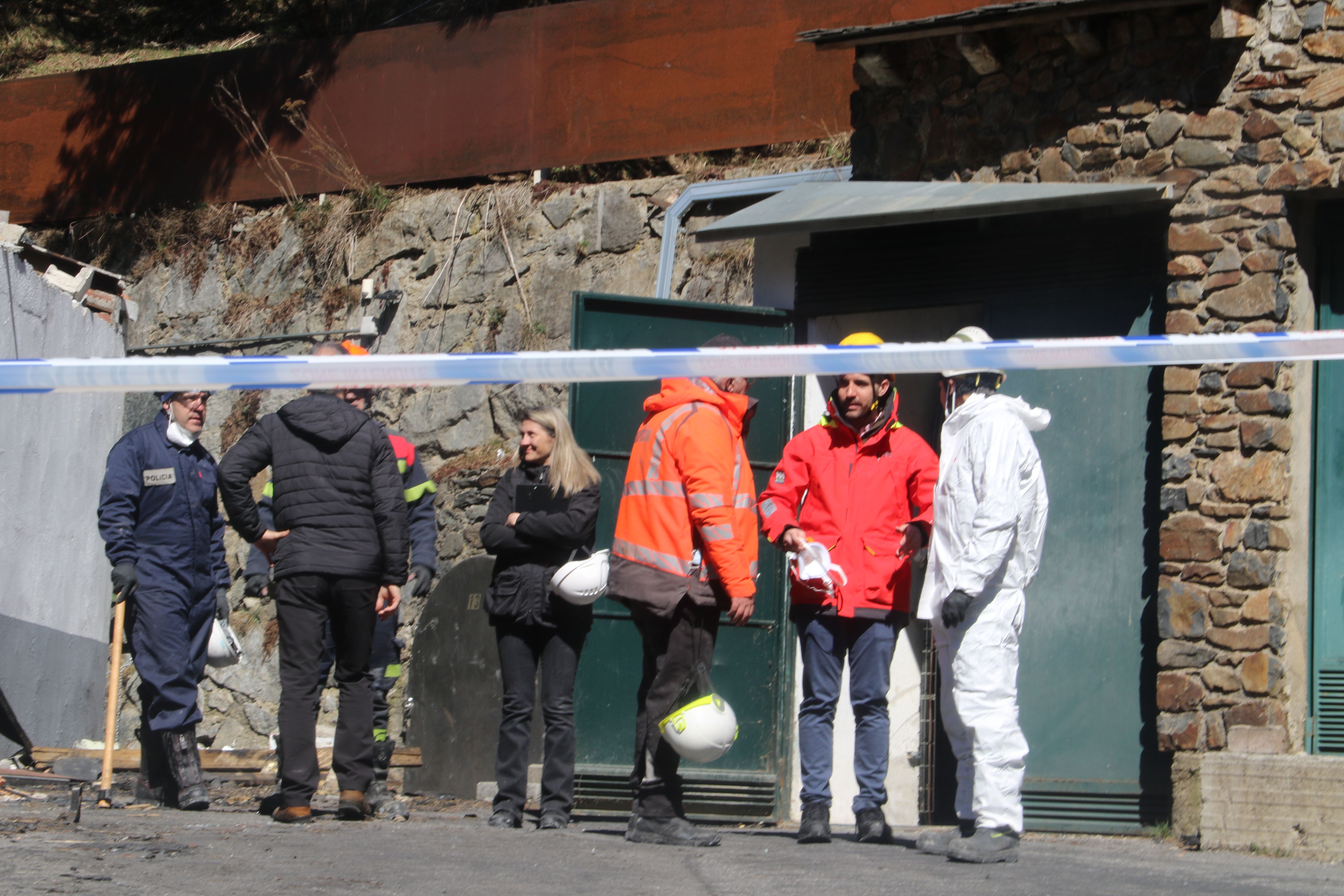 Els investigadors i algun perit a la sortida del reconeixement del lloc.
