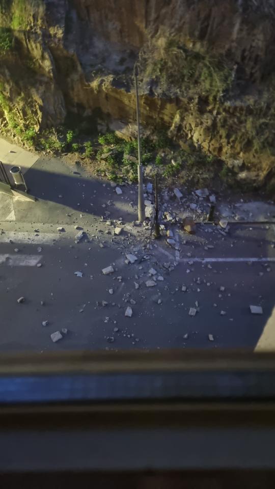 El despreniment abans que el comú acordonés la zona. // D.L.