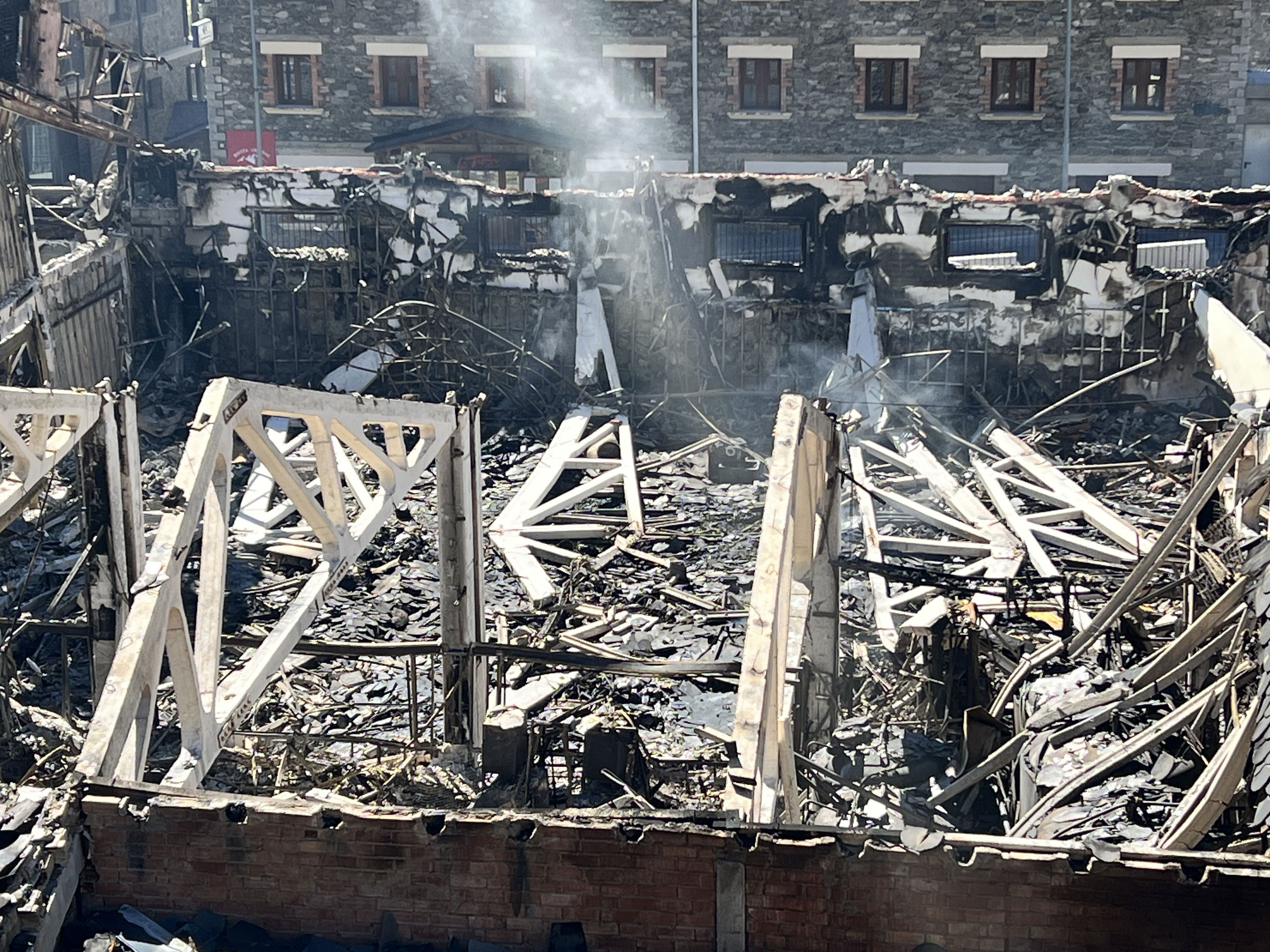 Puntualment es van aixecant algunes fumeroles. Puntualment es van aixecant algunes fumeroles.