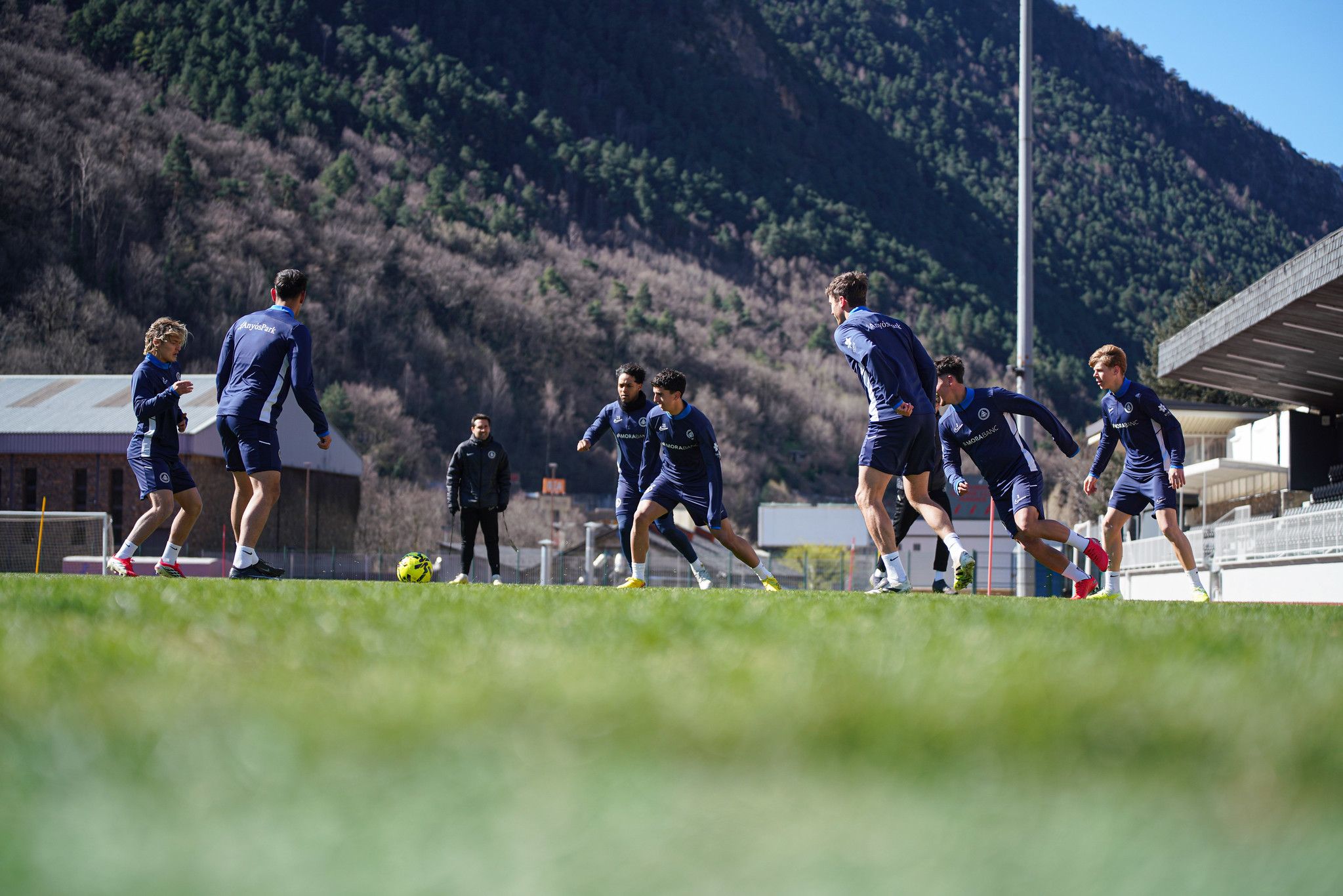 Els jugadors, en un 'rondo' abans de marxar cap a Lleó. Els jugadors, en un 'rondo' abans de marxar cap a Lleó.