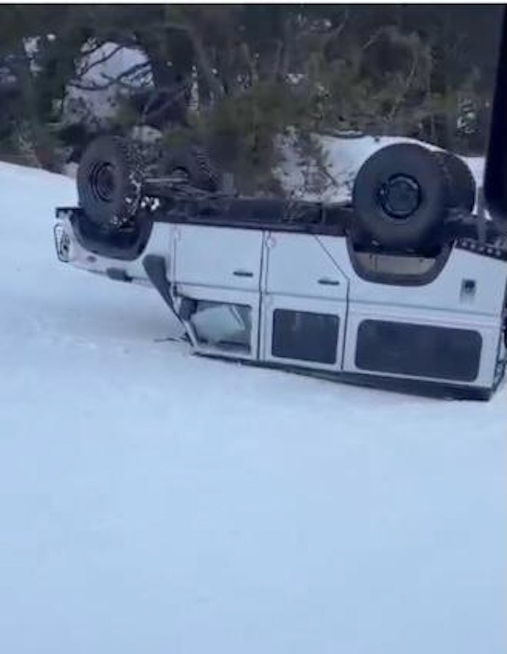 El vehicle 4x4, bolcat sobre la neu. El vehicle 4x4, bolcat sobre la neu.