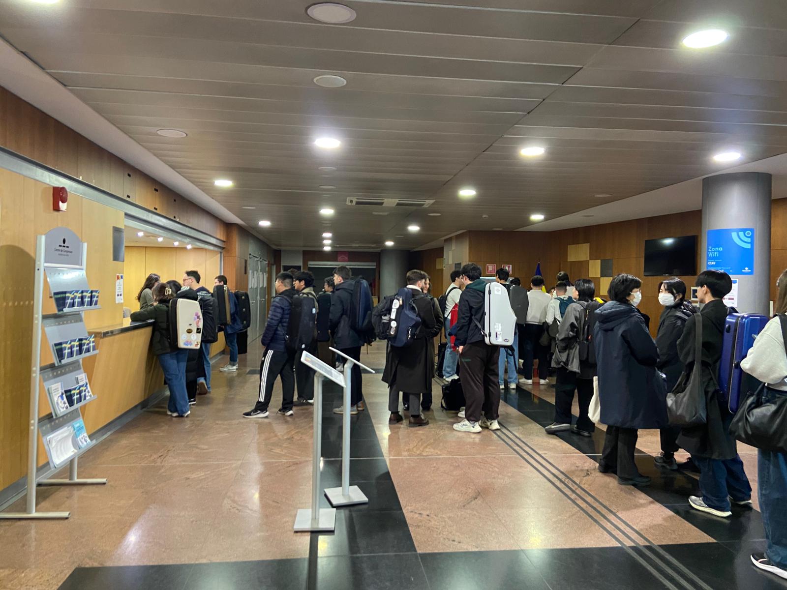 Els participants de la tretzena edició, formalitzant les inscripcions al vestíbul del Centre de Congressos. Els participants de la tretzena edició, formalitzant les inscripcions al vestíbul del Centre de Congressos.