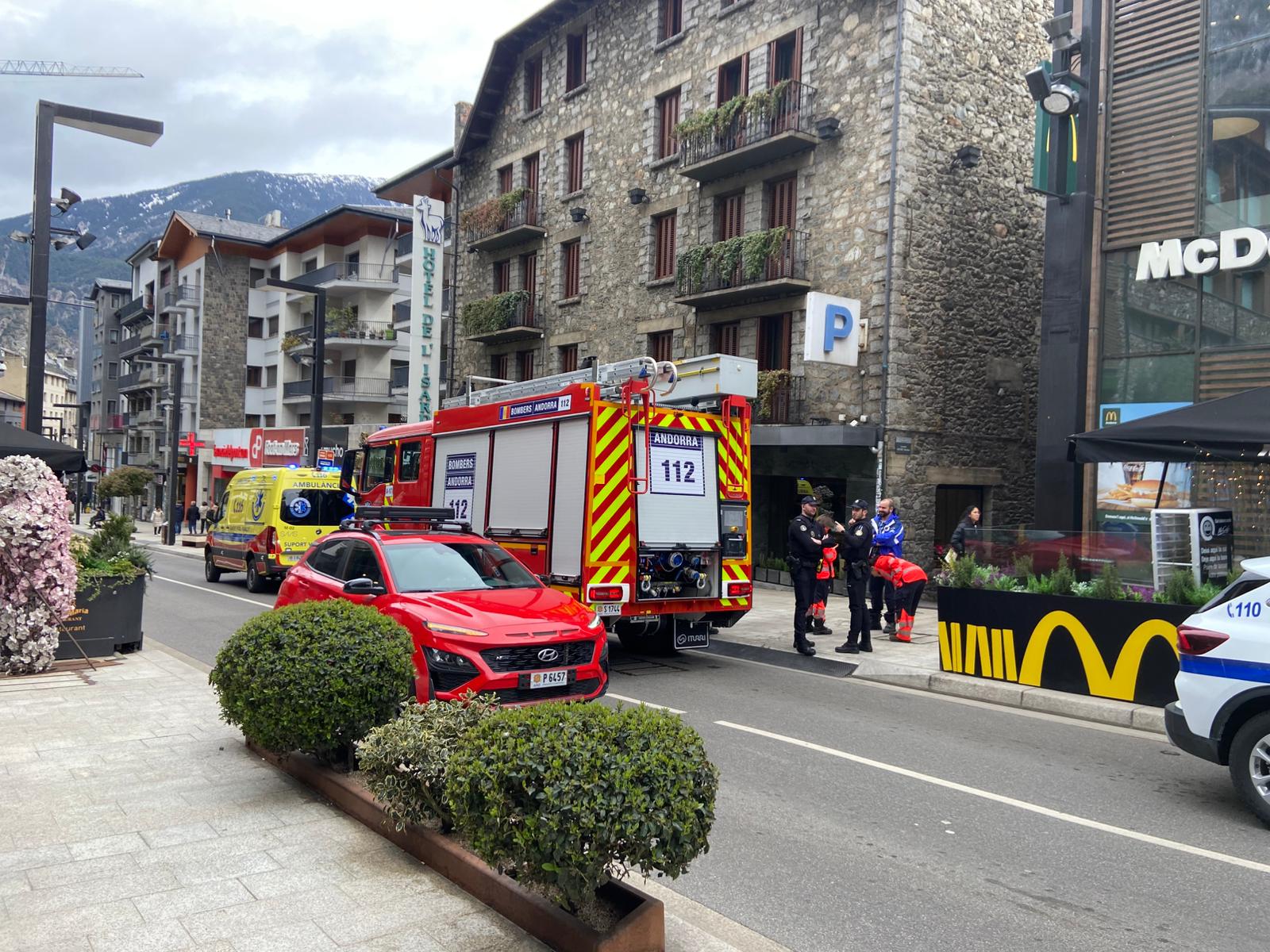 SUM, bombers i policia en el lloc de l'avís. SUM, bombers i policia en el lloc de l'avís.