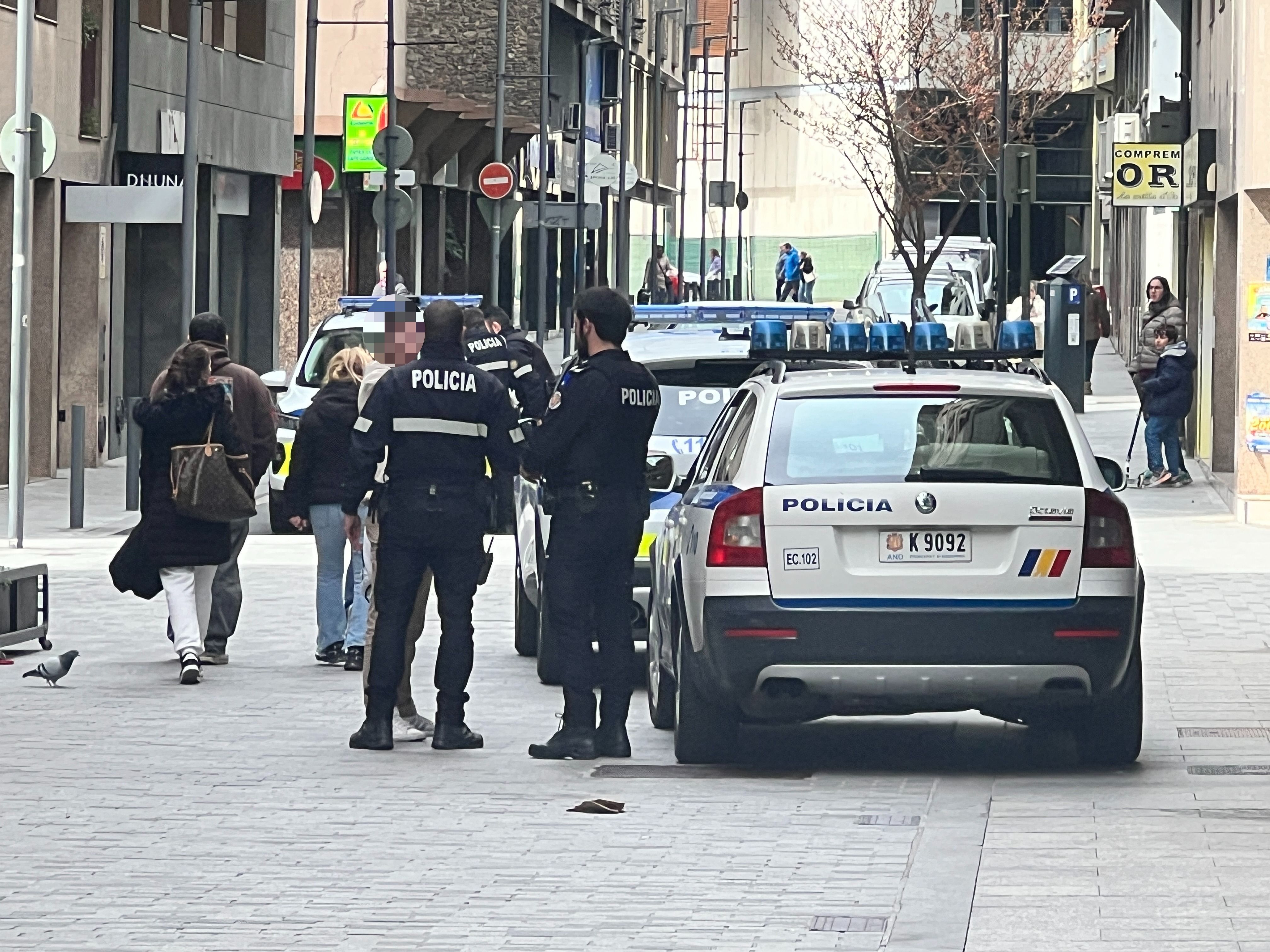 Les patrulles miran de calmar els ànims. Les patrulles miran de calmar els ànims.