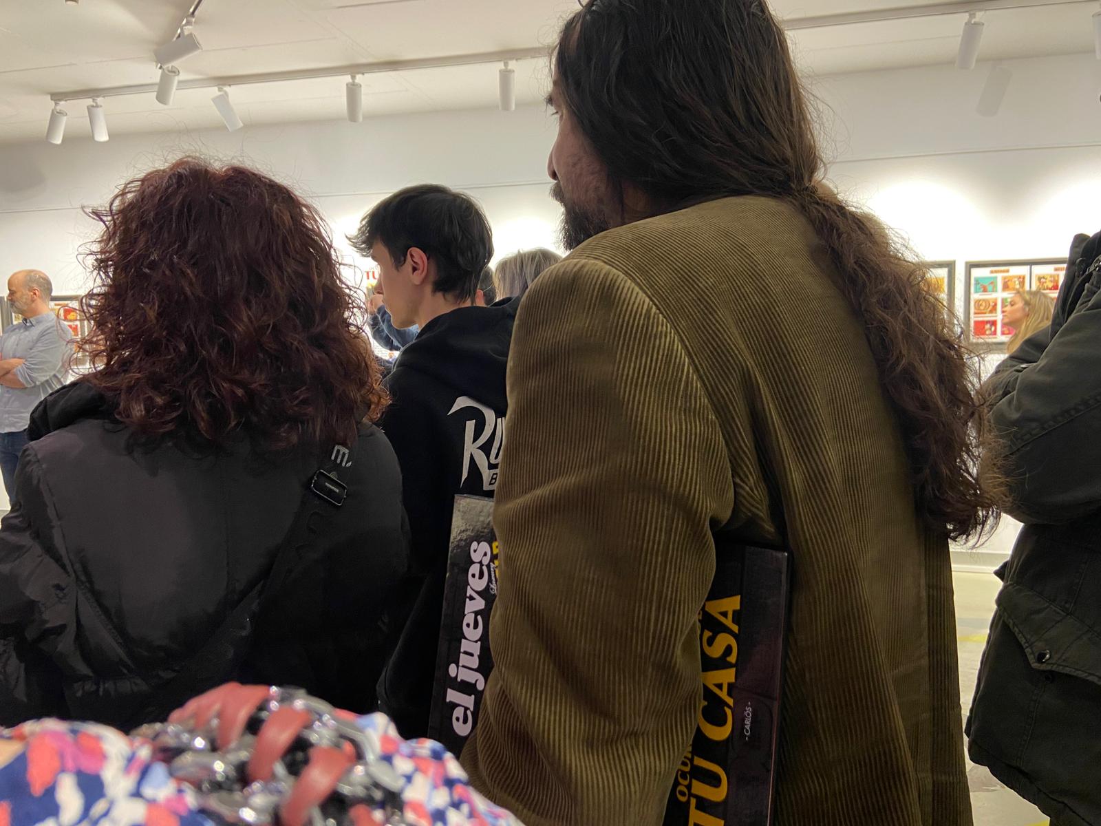 Alguns assistents han portat edicions del mateix Jueves perquè Areces les signés. 