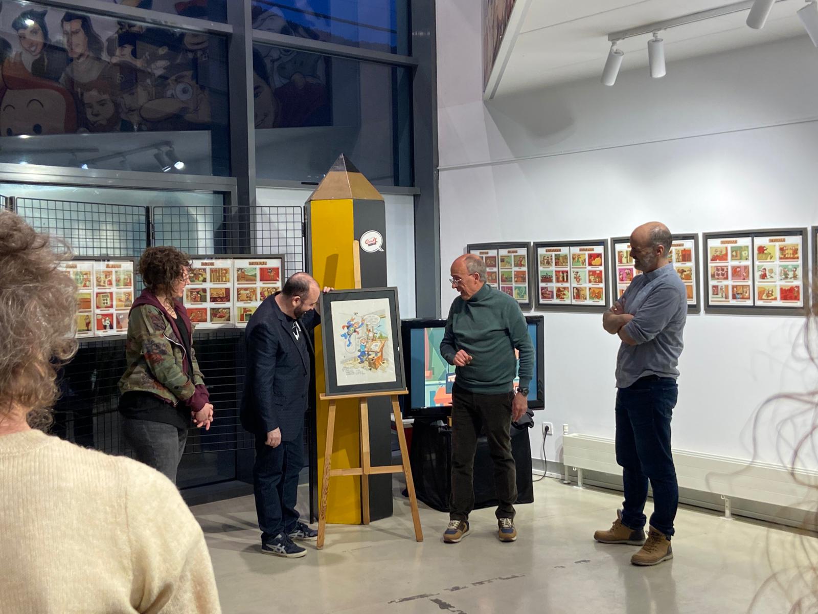 El dibuixant, emocionat amb els obsequis que se li han entregat.