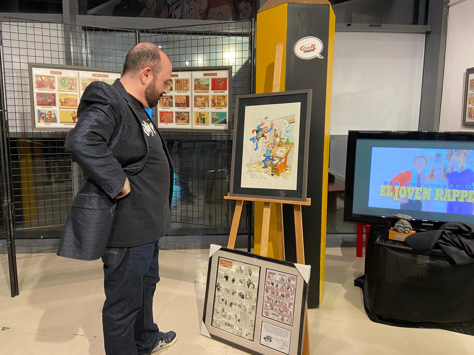 Carlos Areces, observant els obsequis que s'endurà de la Massana.