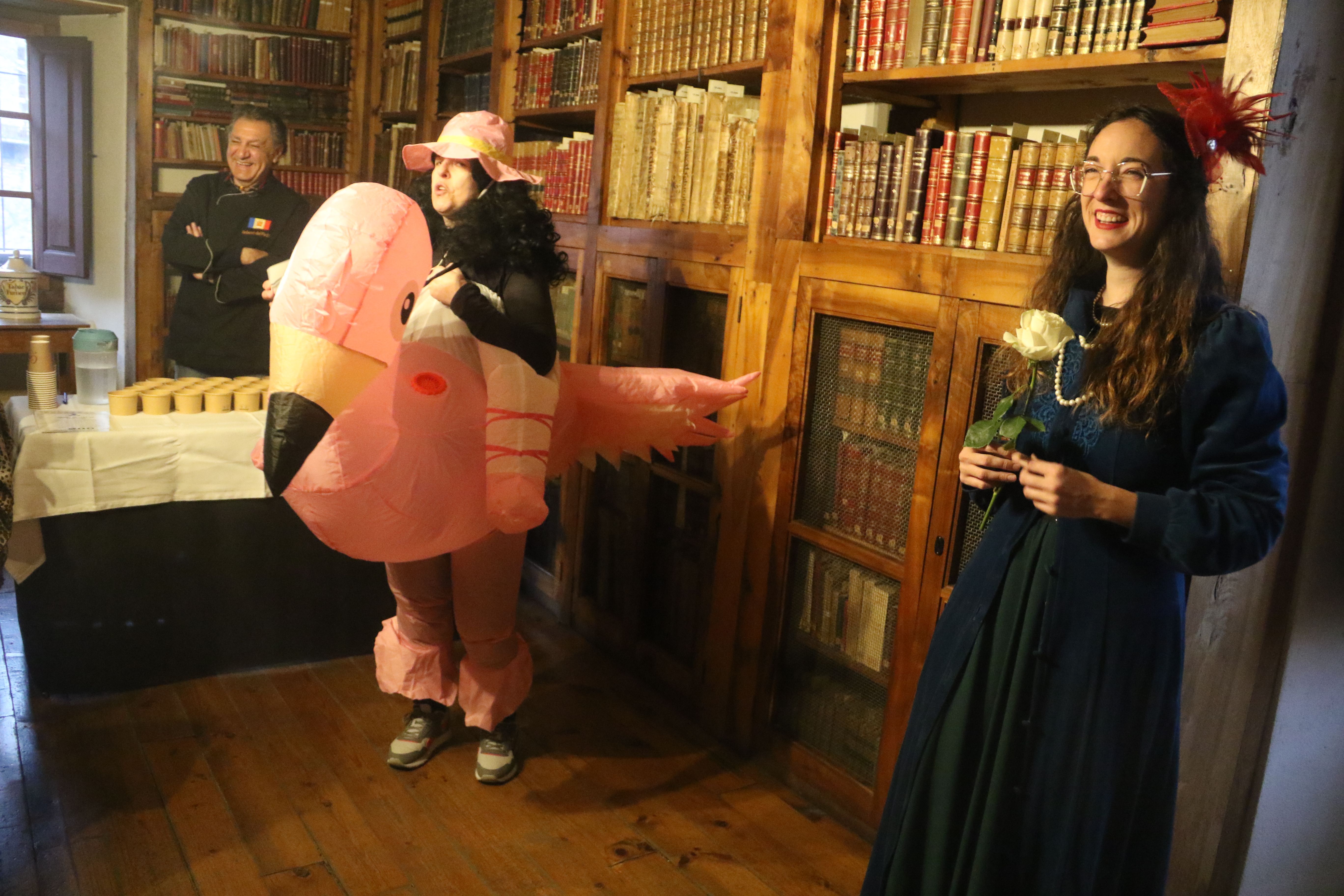 El flamenc i altres 'personatges' de la festa a la biblioteca de la casa.