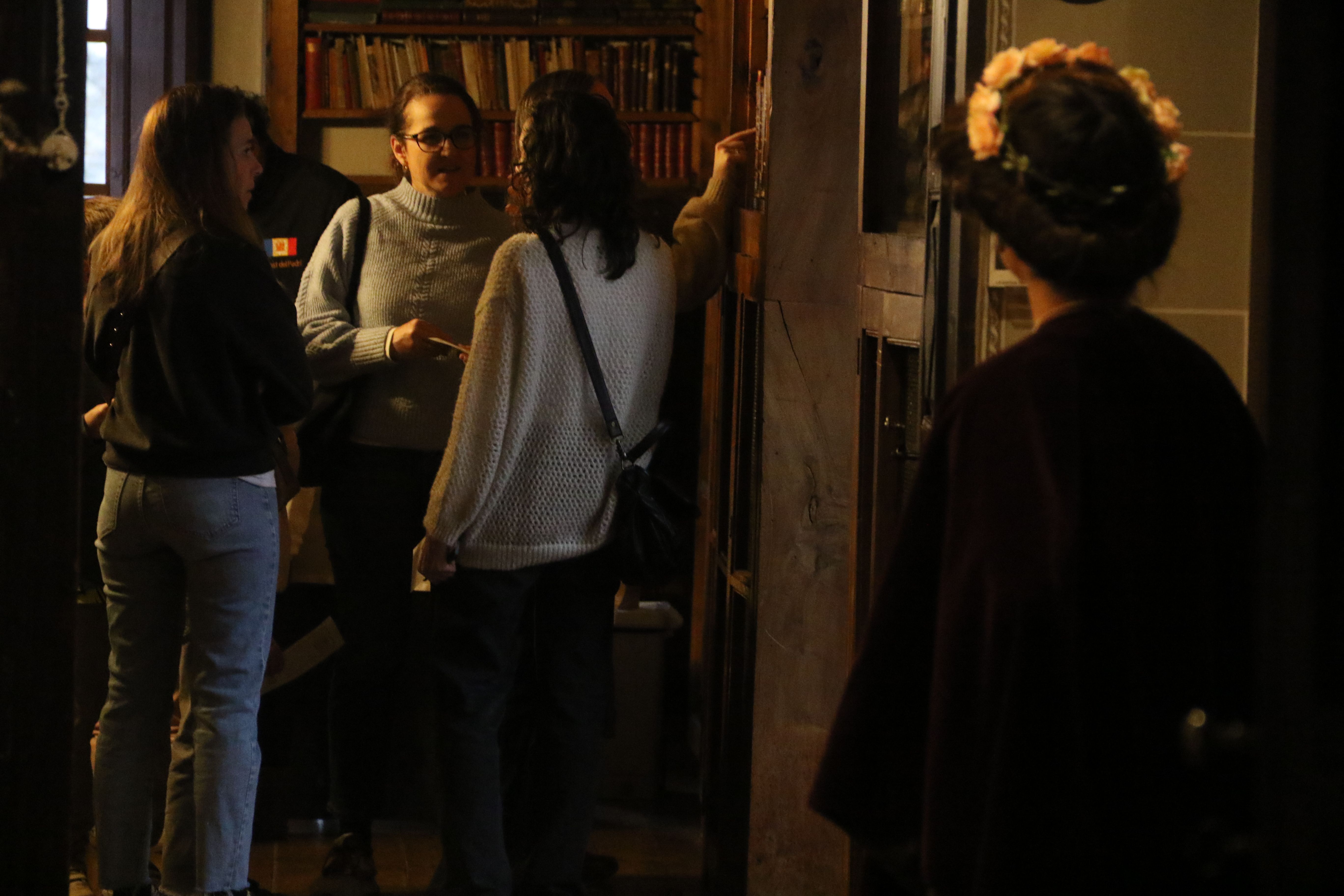 Visitants en un dels espais de la casa. Visitants en un dels espais de la casa.