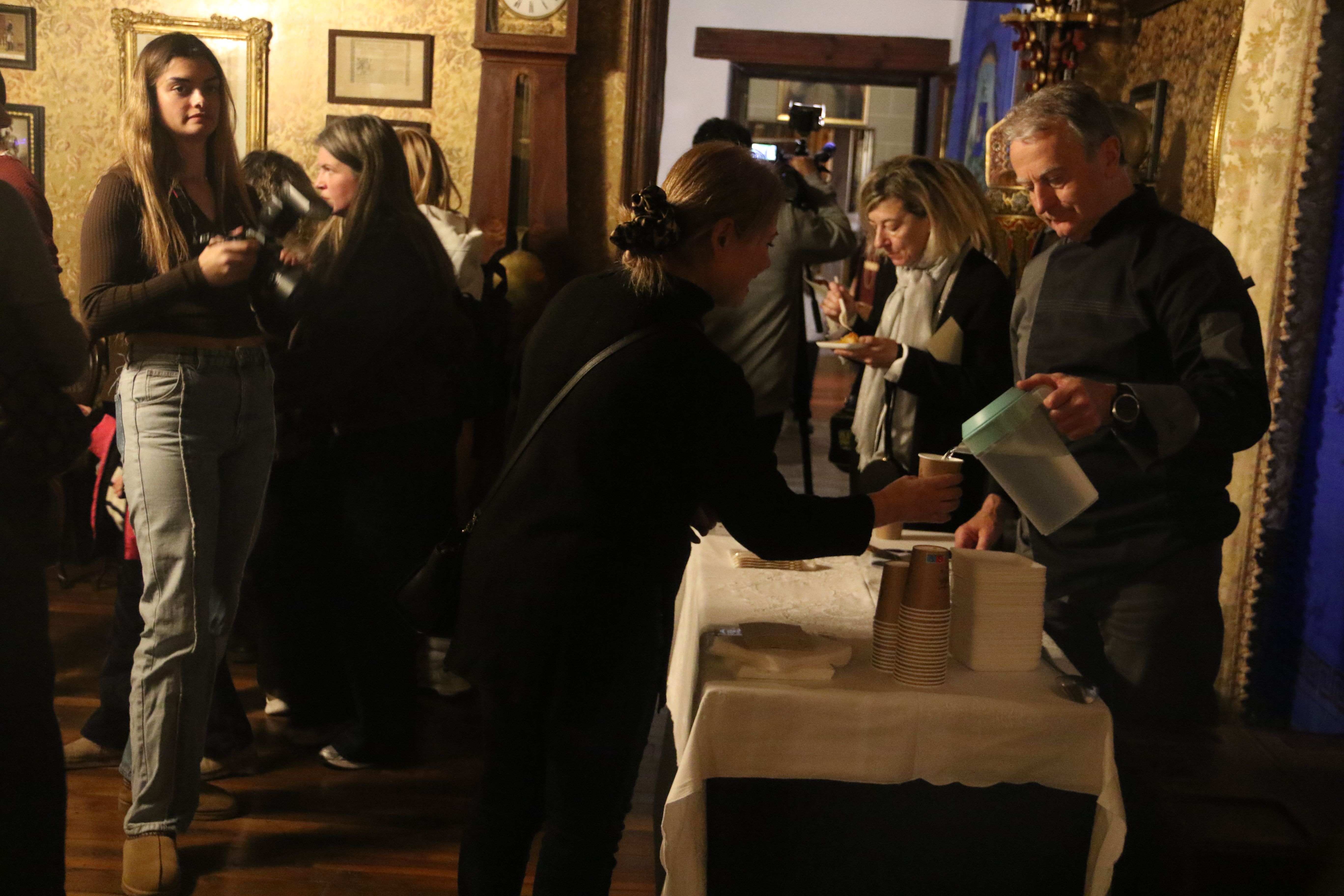 Servint la degustació. Servint la degustació.