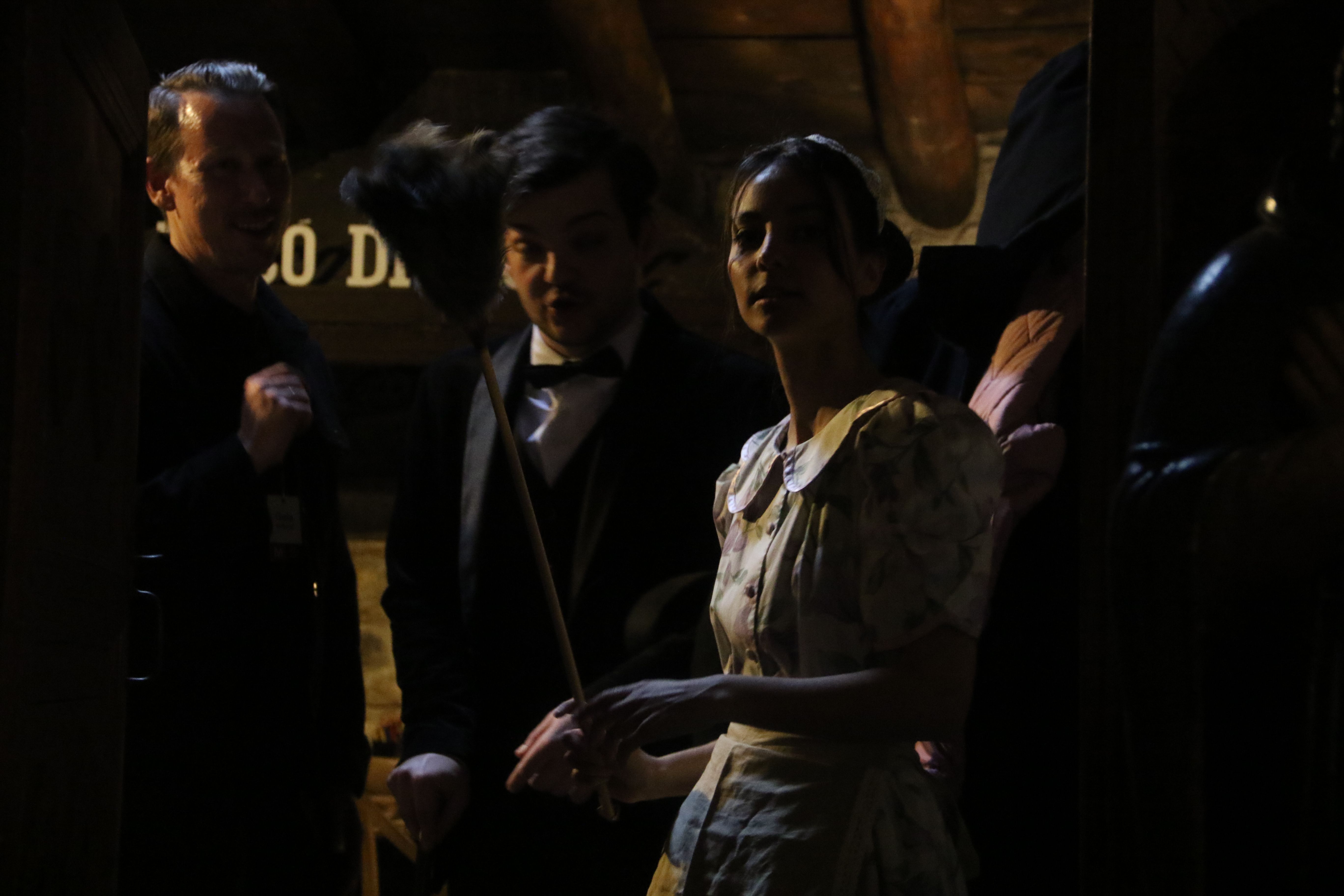 La serventa del senyor d'Areny Plandolit mostrant caràcter. La serventa del senyor d'Areny Plandolit mostrant caràcter.