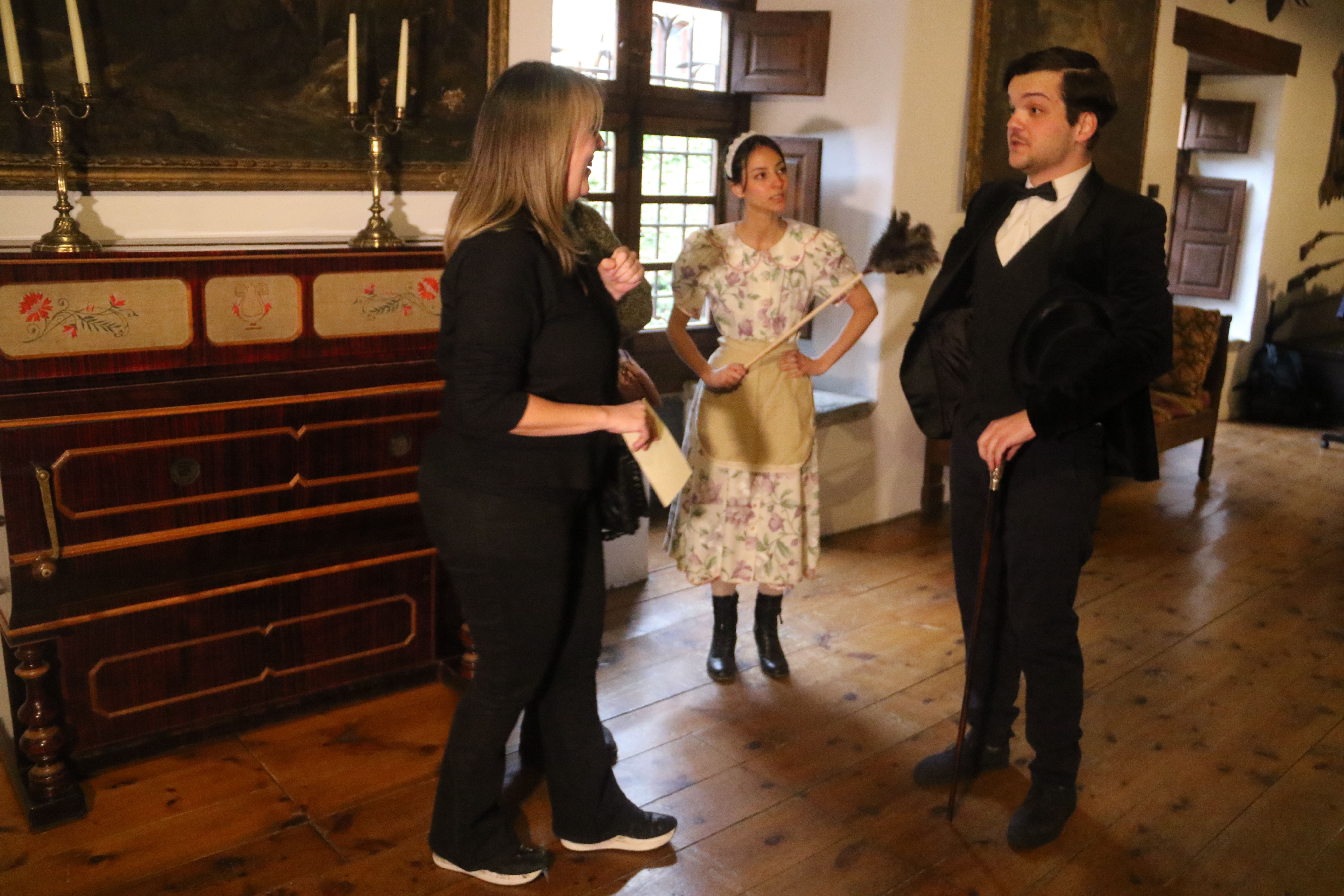 El senyor de la casa rebent una de les visitants. El senyor de la casa rebent una de les visitants.