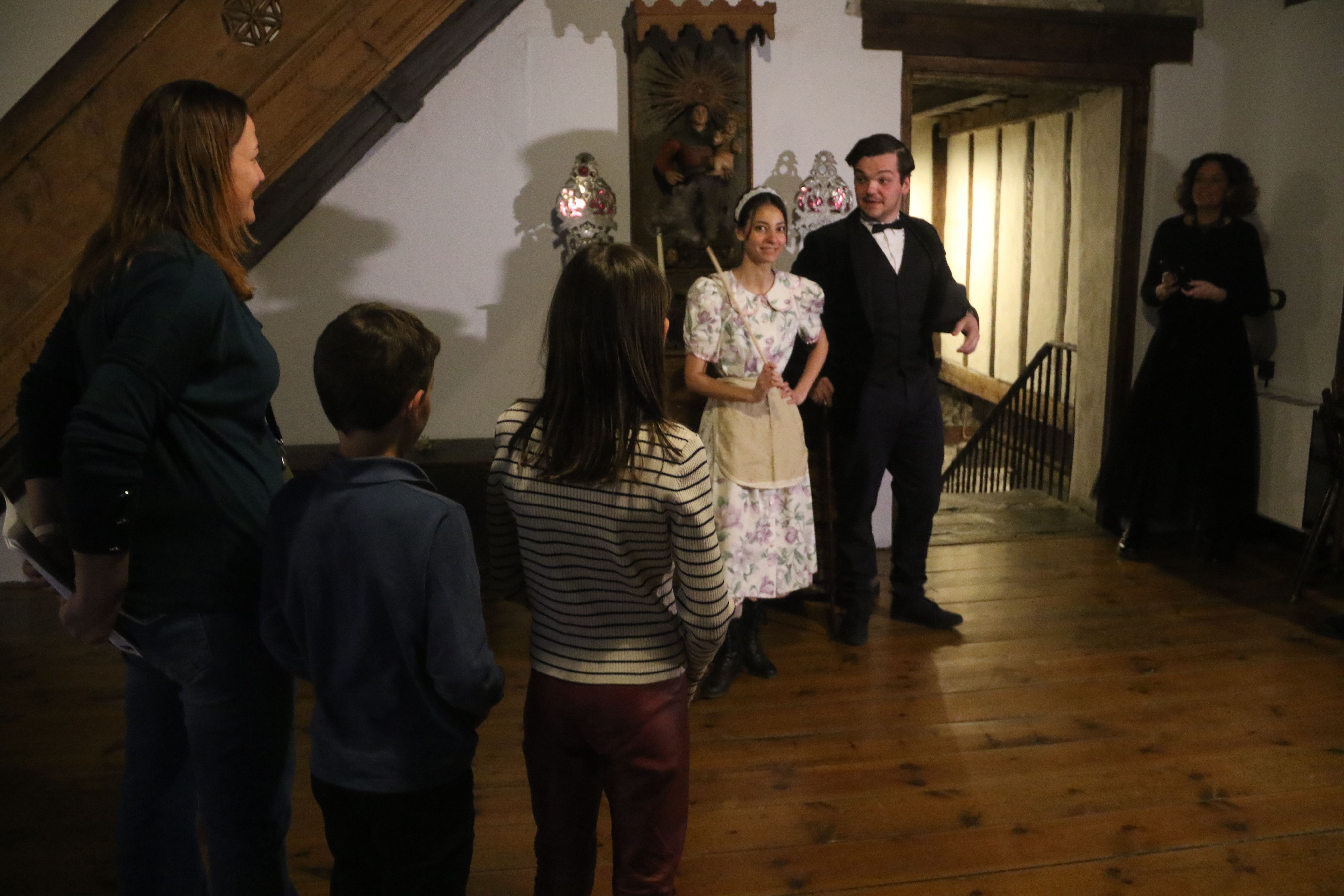 El successor de dom Guillem d'Areny Plandolit i la seva serventa donant la benvinguda a alguns dels visitants. El successor de dom Guillem d'Areny Plandolit i la seva serventa donant la benvinguda a alguns dels visitants.