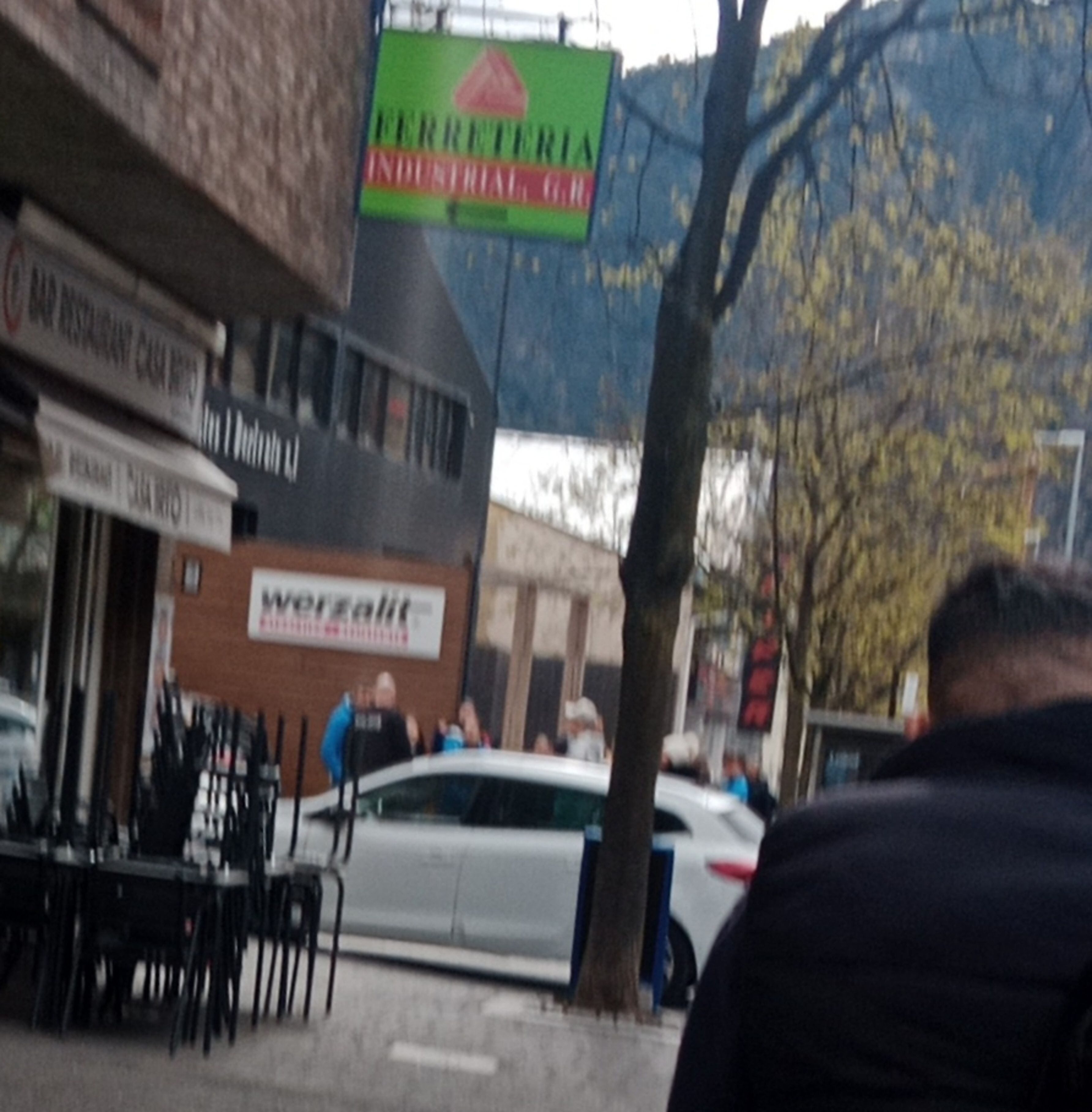 Un policia parlant amb alguns dels implicats en la batussa.