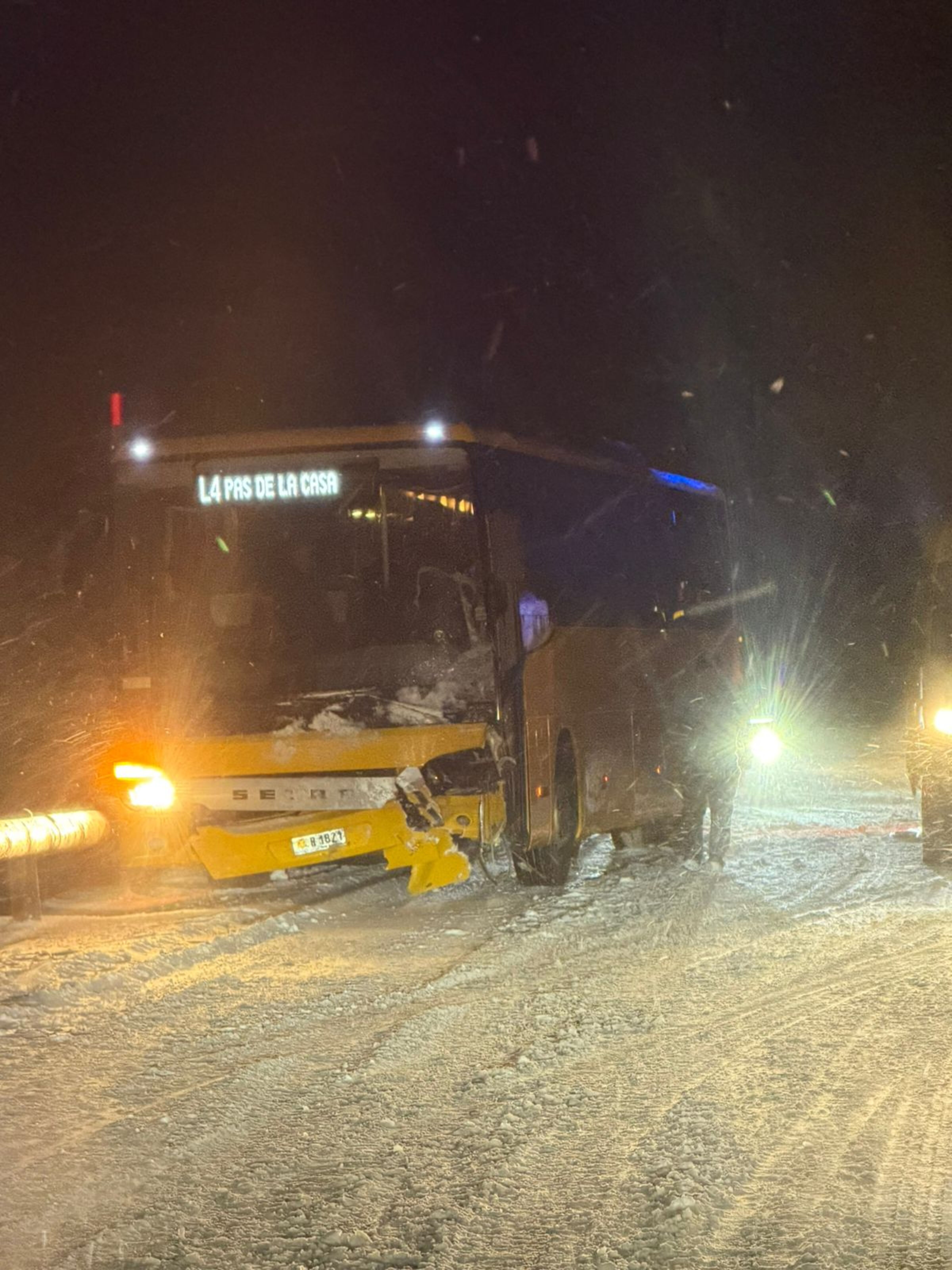 Estat en què ha quedat el bus.
