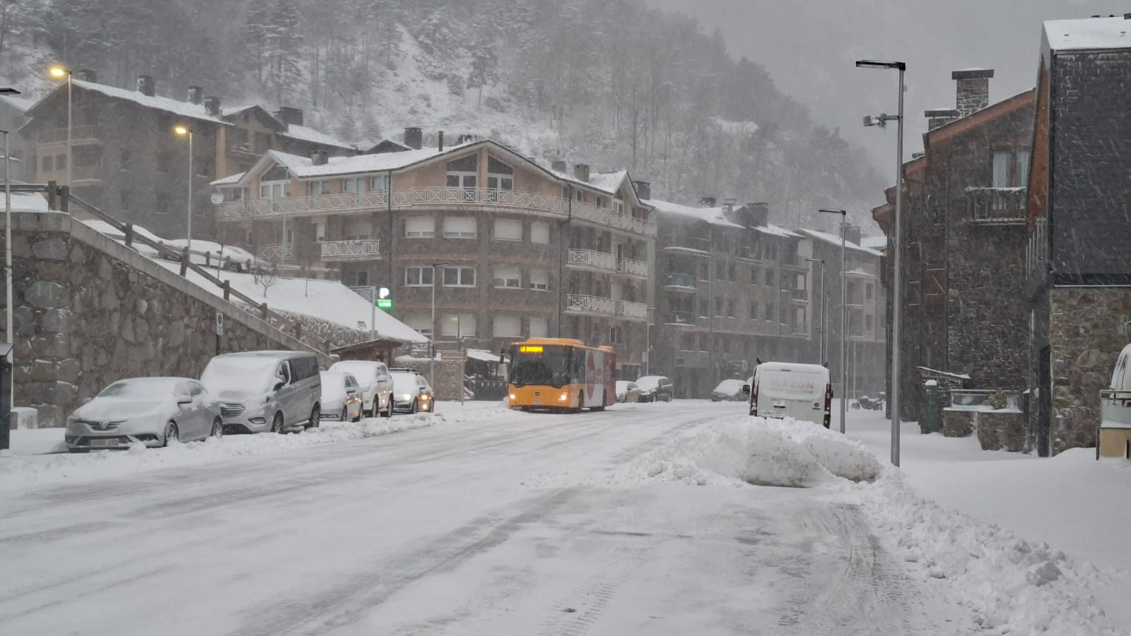 La Cortinada aquest matí, ben emblanquinada. La Cortinada aquest matí, ben emblanquinada.