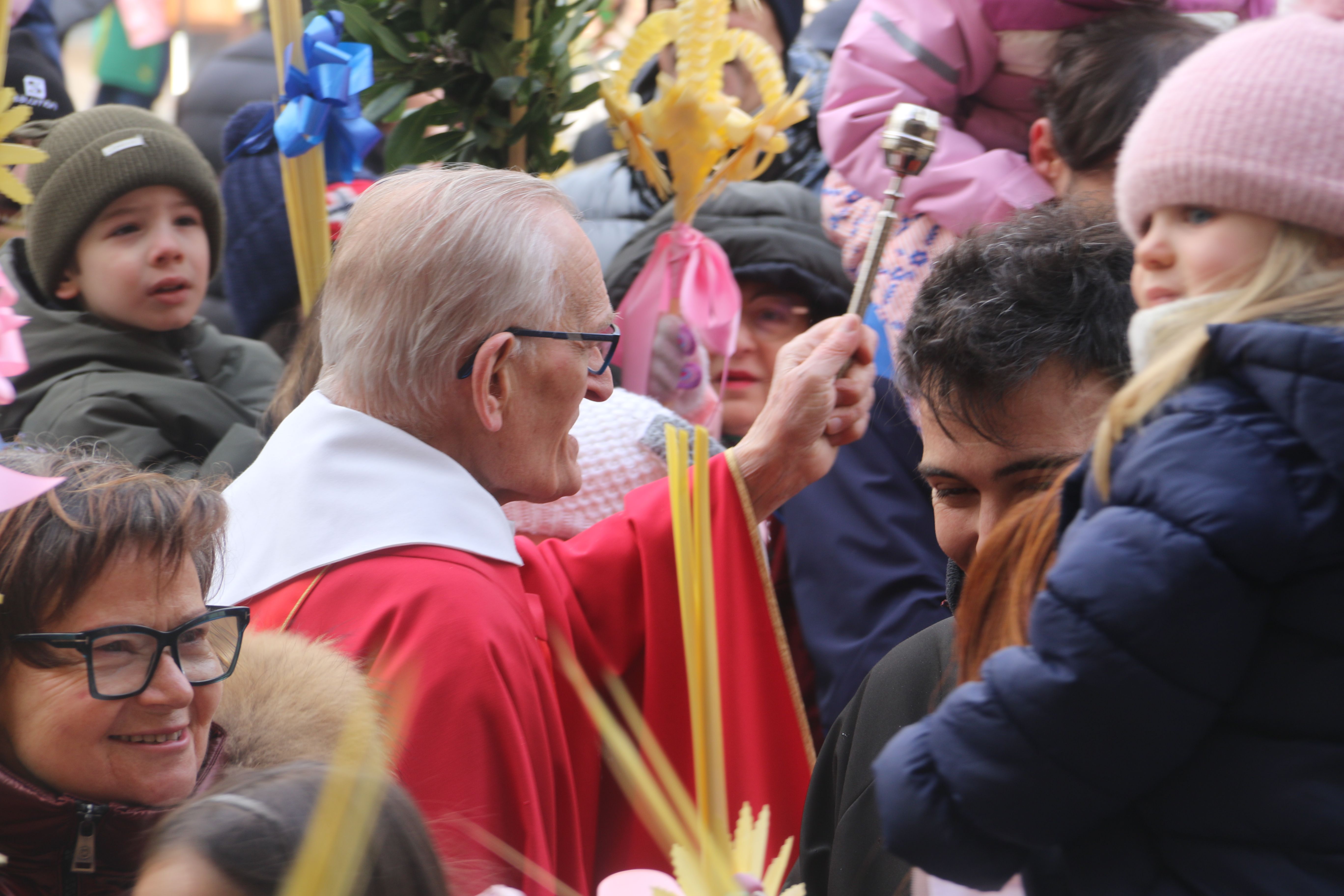 Mossèn Ramon Sàrries beneïnt els rams a la plaça del comú a Andorra la Vella. Mossèn Ramon Sàrries beneïnt els rams a la plaça del comú a Andorra la Vella.