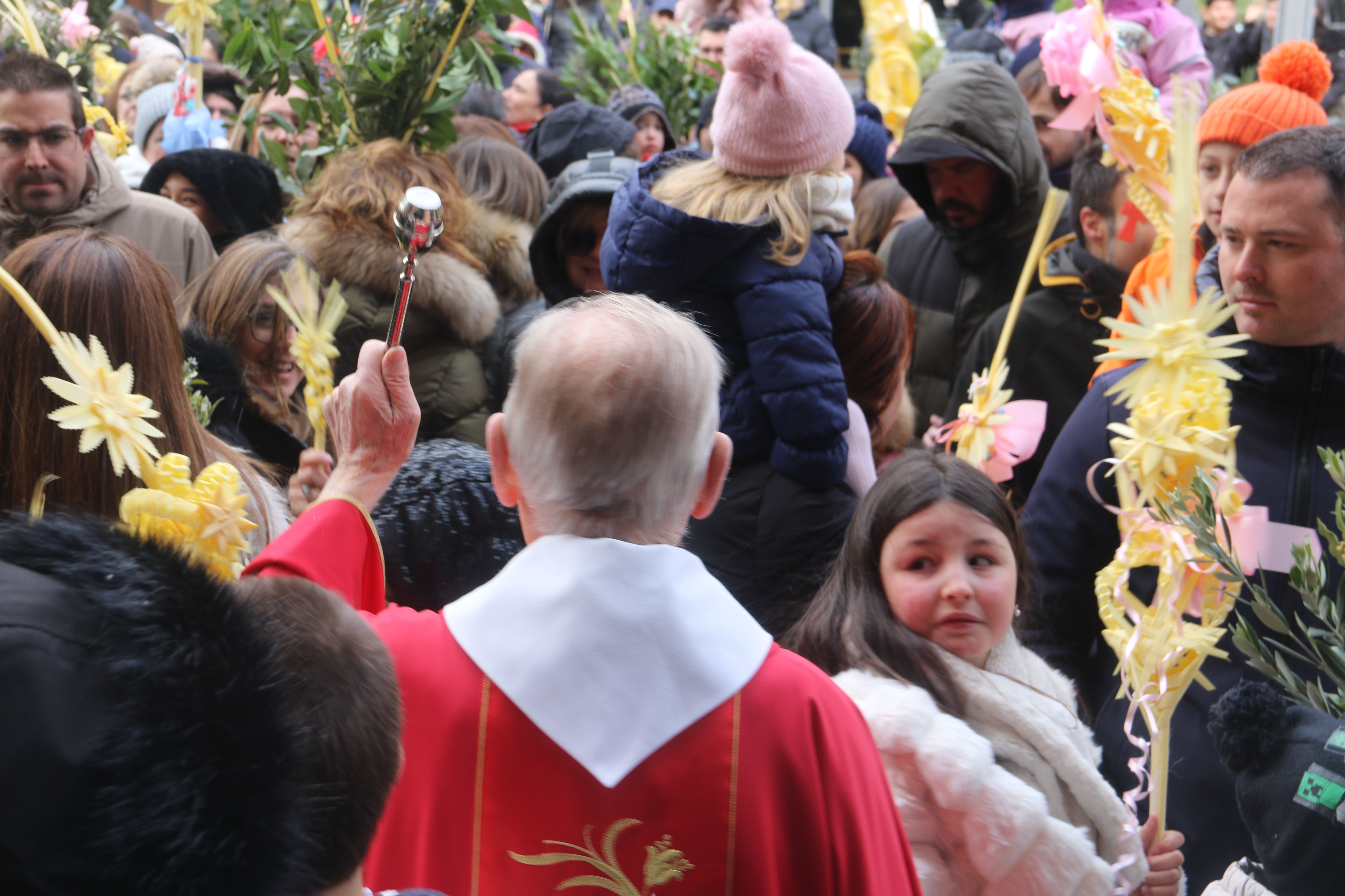 Mossèn Ramon Sàrries beneïnt els rams a la plaça del comú a Andorra la Vella. Mossèn Ramon Sàrries beneïnt els rams a la plaça del comú a Andorra la Vella.
