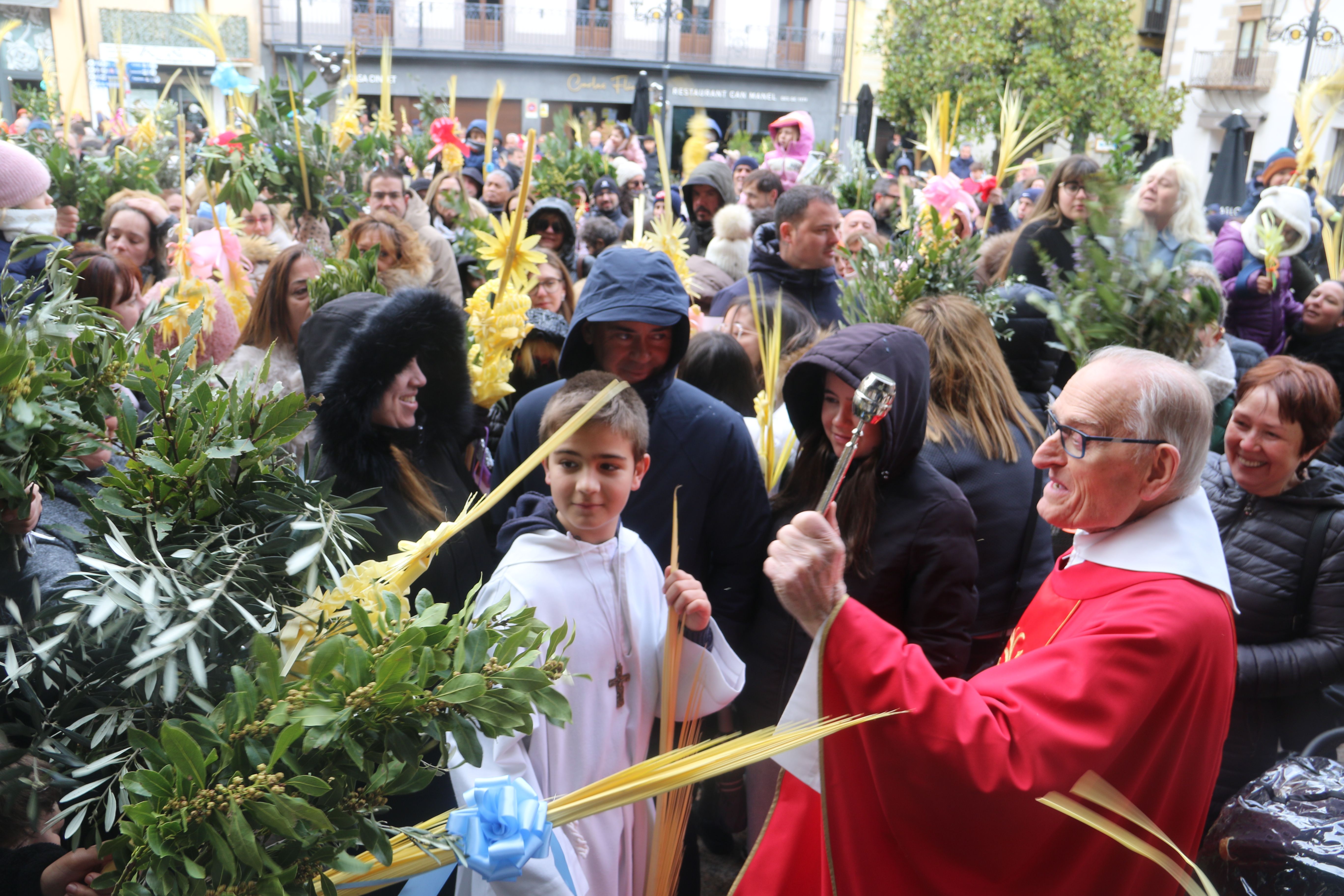 Mossèn Ramon Sàrries beneïnt els rams a la plaça del comú a Andorra la Vella.