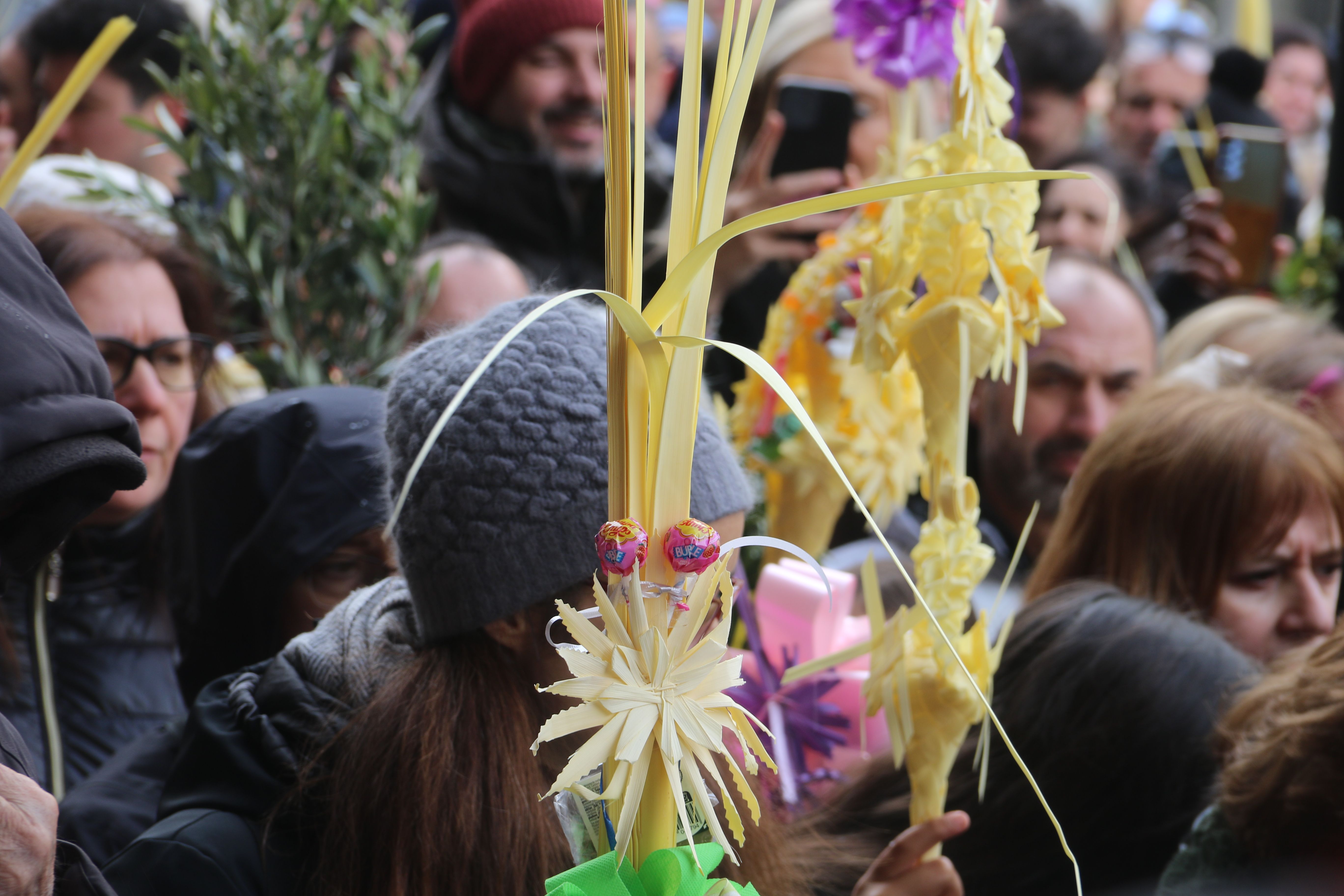 Detalls de la benedicció del Ram a Andorra la Vella. Detalls de la benedicció del Ram a Andorra la Vella.