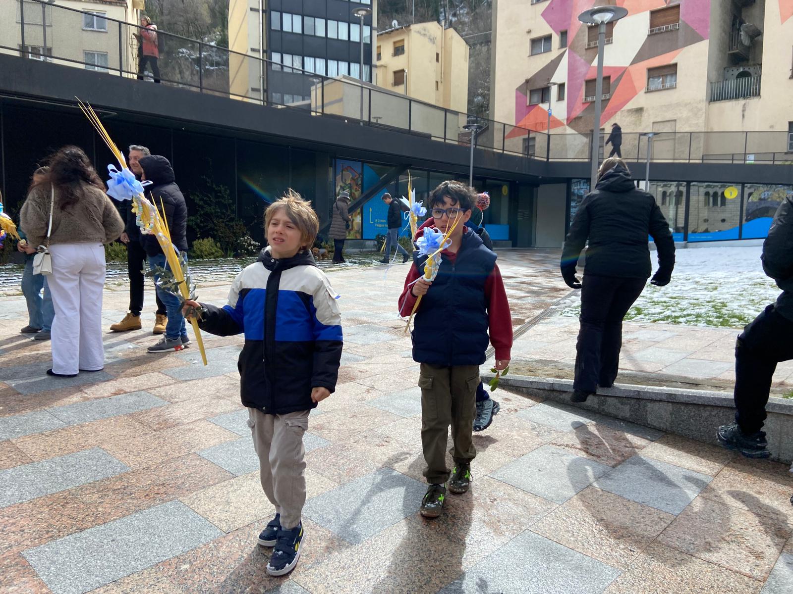 Els més petits, amb les seves palmes esperant la benedicció. Els més petits, amb les seves palmes esperant la benedicció.