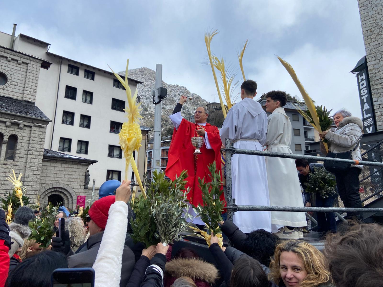 El mossèn beneïnt la parròquia d'Escaldes. El mossèn beneïnt la parròquia d'Escaldes.