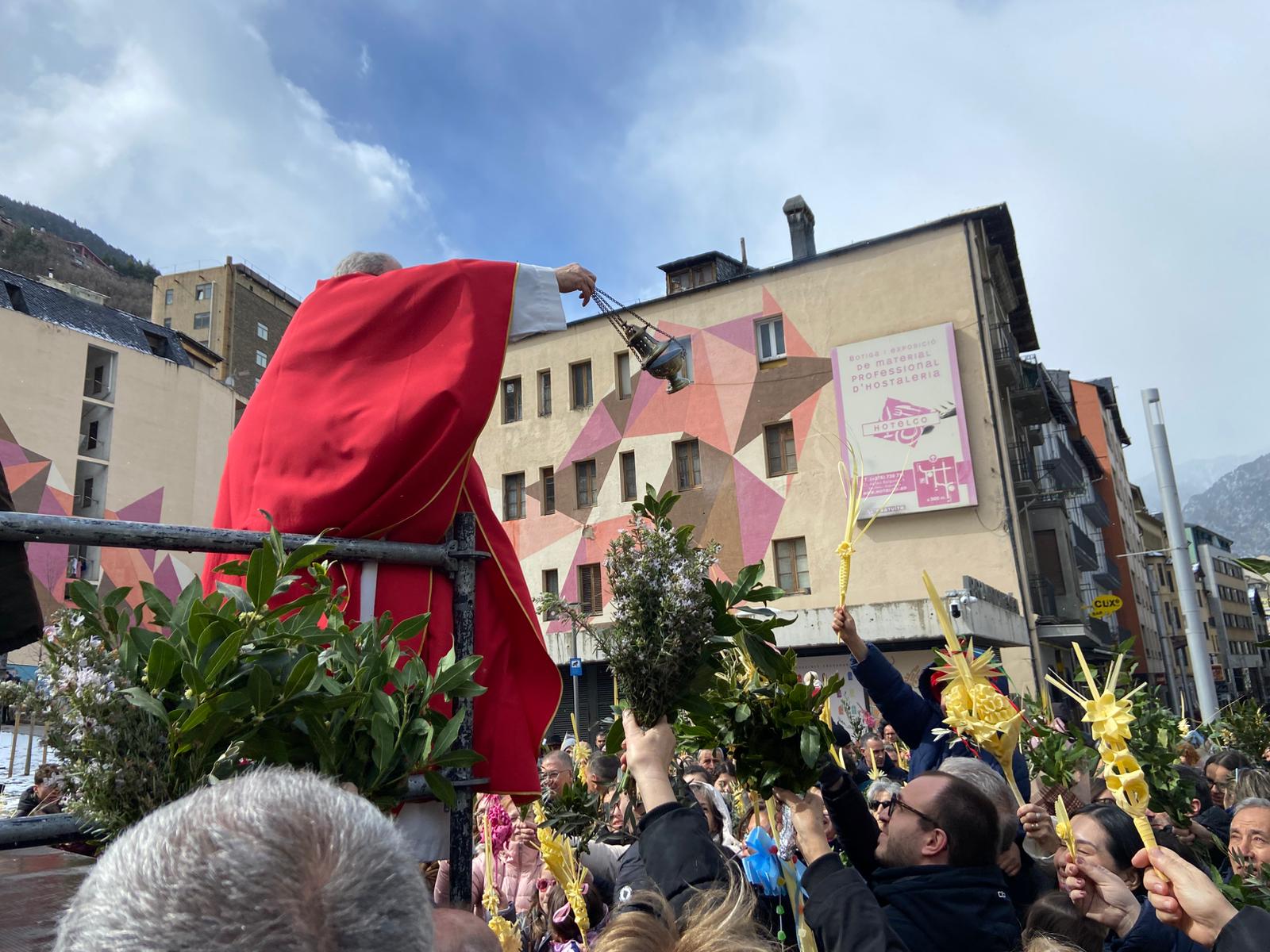 Soy, amb l'encenser beneïnt palmes i palmons. Soy, amb l'encenser beneïnt palmes i palmons.