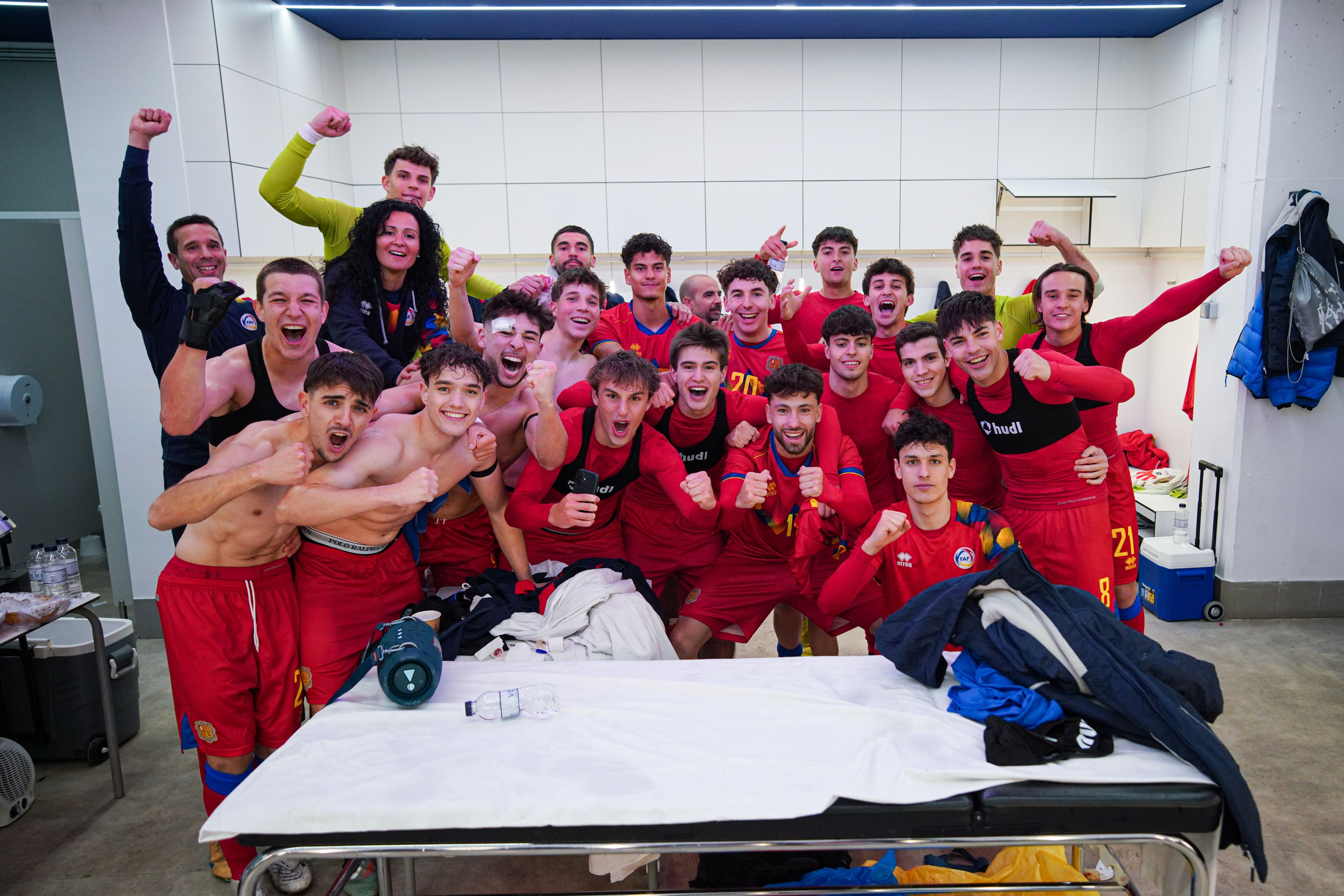 Els convocats per Casals en aquesta aturada, celebrant un empat immens per a Andorra contra Anglaterra. Els convocats per Casals en aquesta aturada, celebrant un empat immens per a Andorra contra Anglaterra.