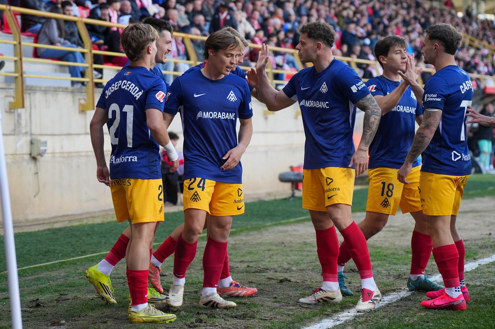 Els jugadors de l'Andorra celebren un dels gols a l'estadi Reino de León. Els jugadors de l'Andorra celebren un dels gols a l'estadi Reino de León.
