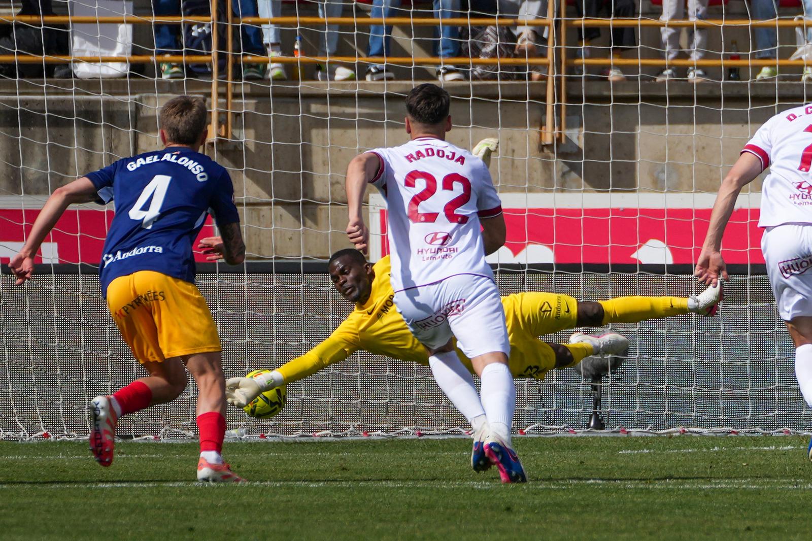 Jesús Owono, altra vegada providencial sota pals. Jesús Owono, altra vegada providencial sota pals.