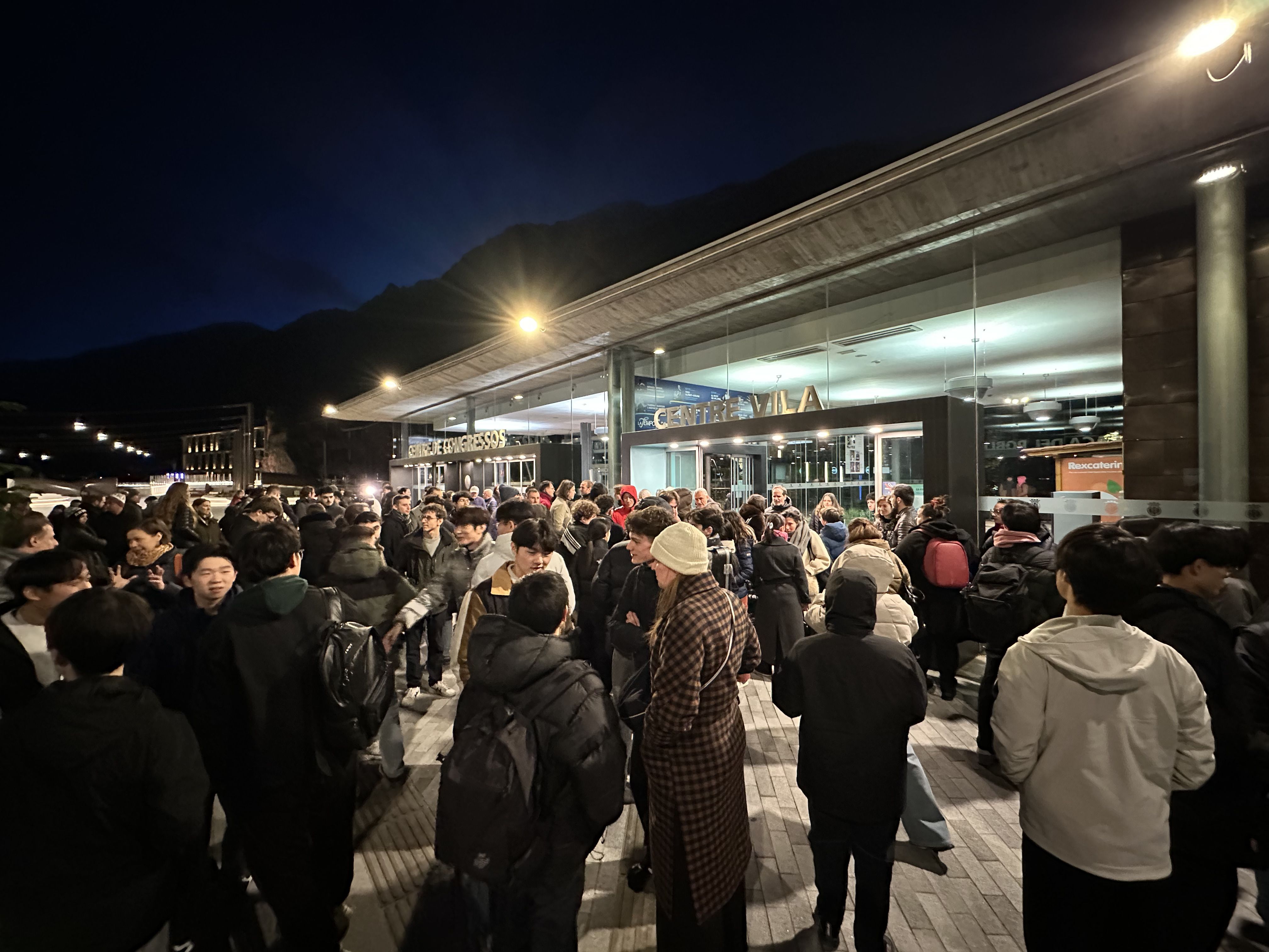 Els assistents al concert a l'exterior del centre.