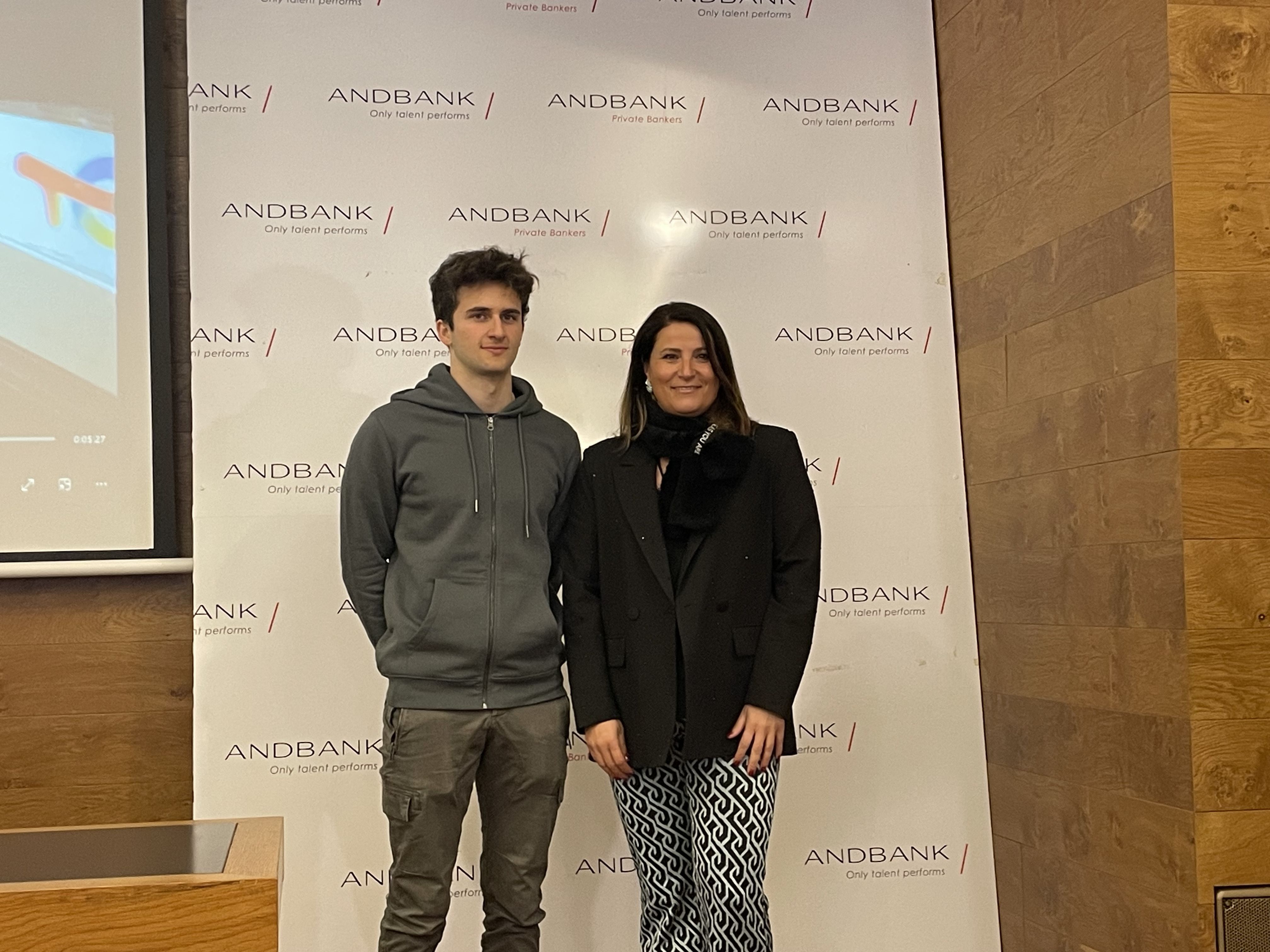 El pilot Frank Porté amb Maria Suárez, directora de Banca País d'Andbank.