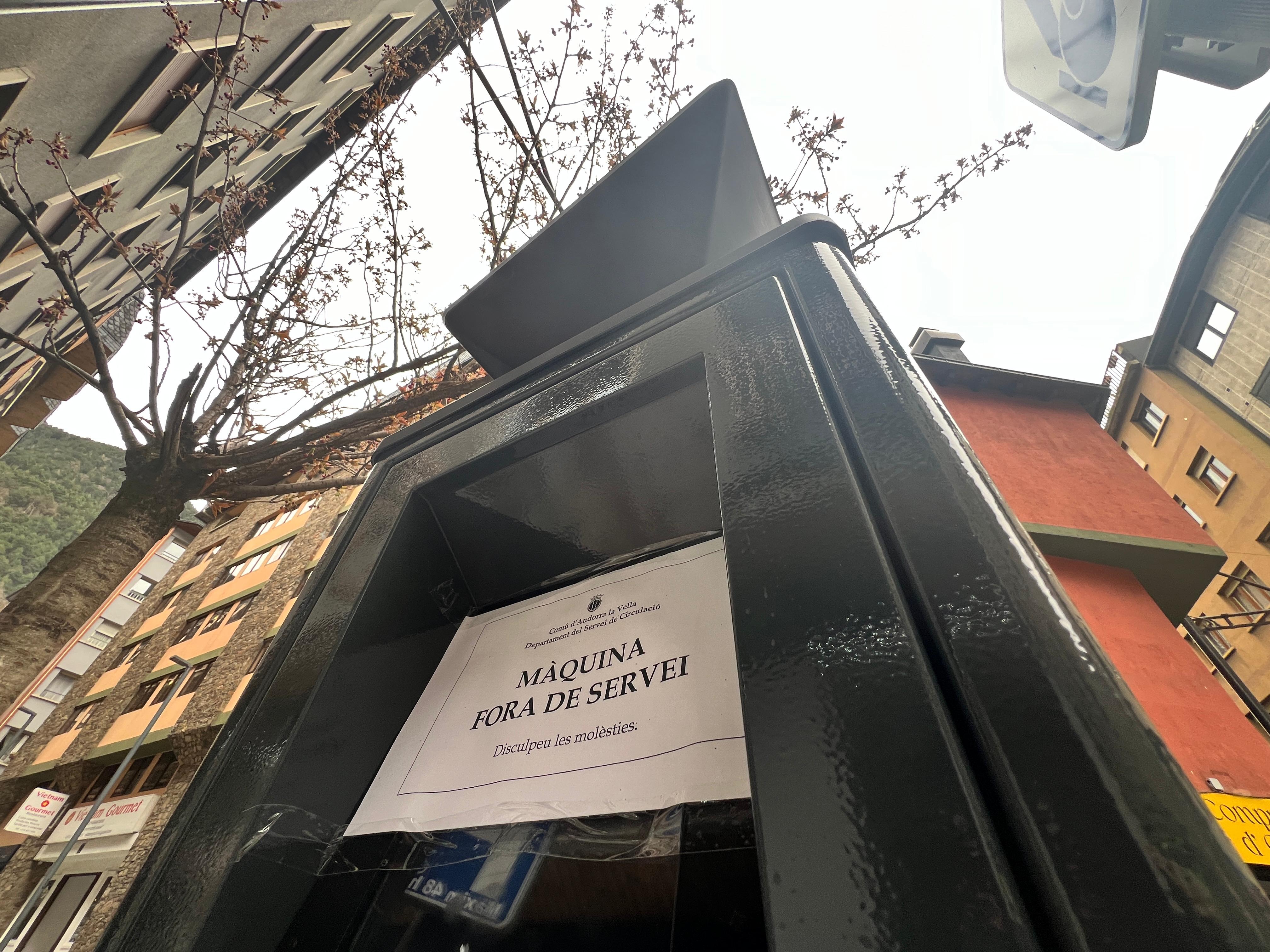 Un pàrquimetre d'Andorra la Vella, fora de servei, durant el cap de setmana.
