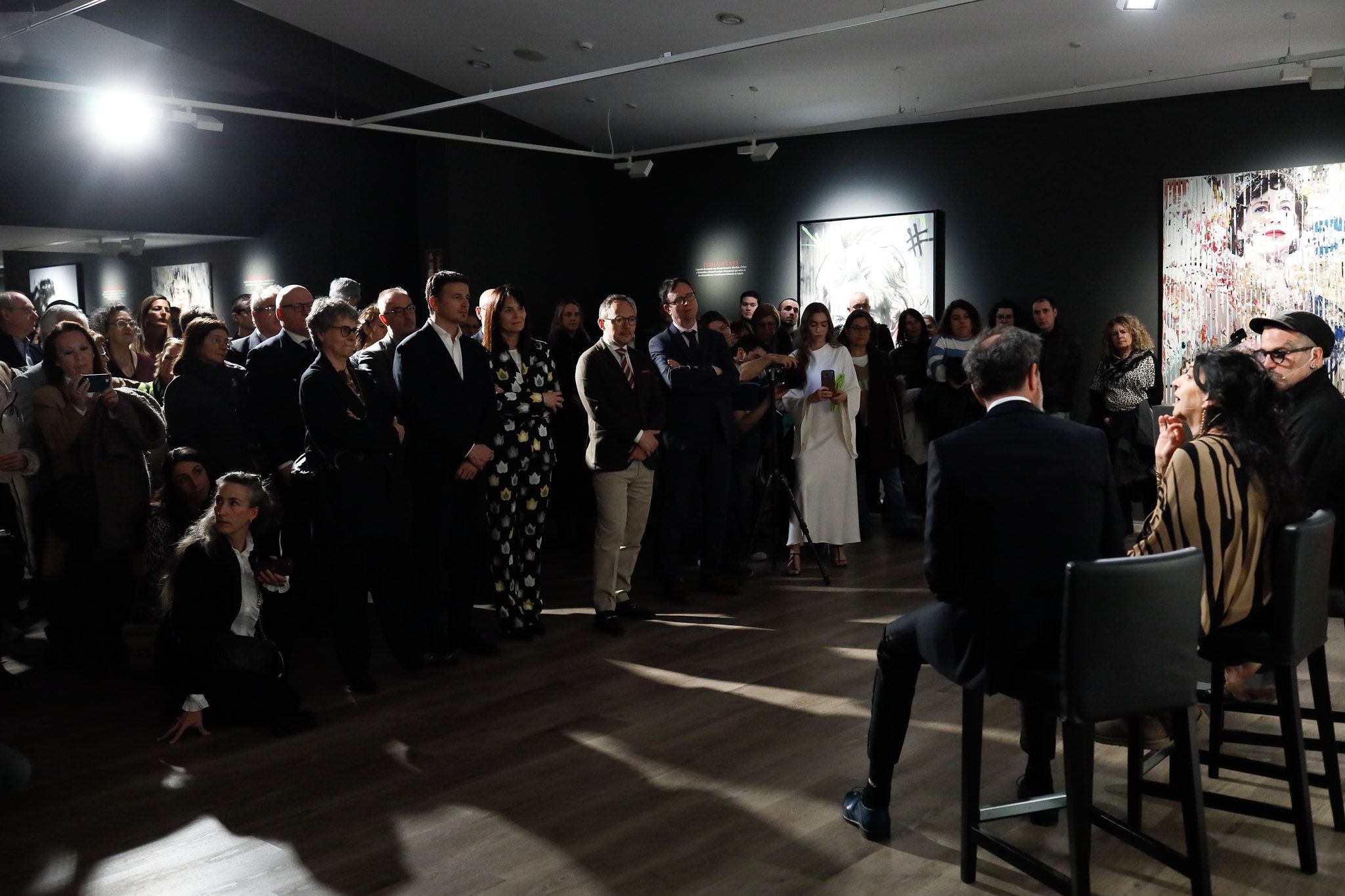 La sala d'exposicions de Govern plena durant la inauguració. // SFGA/CEsteve