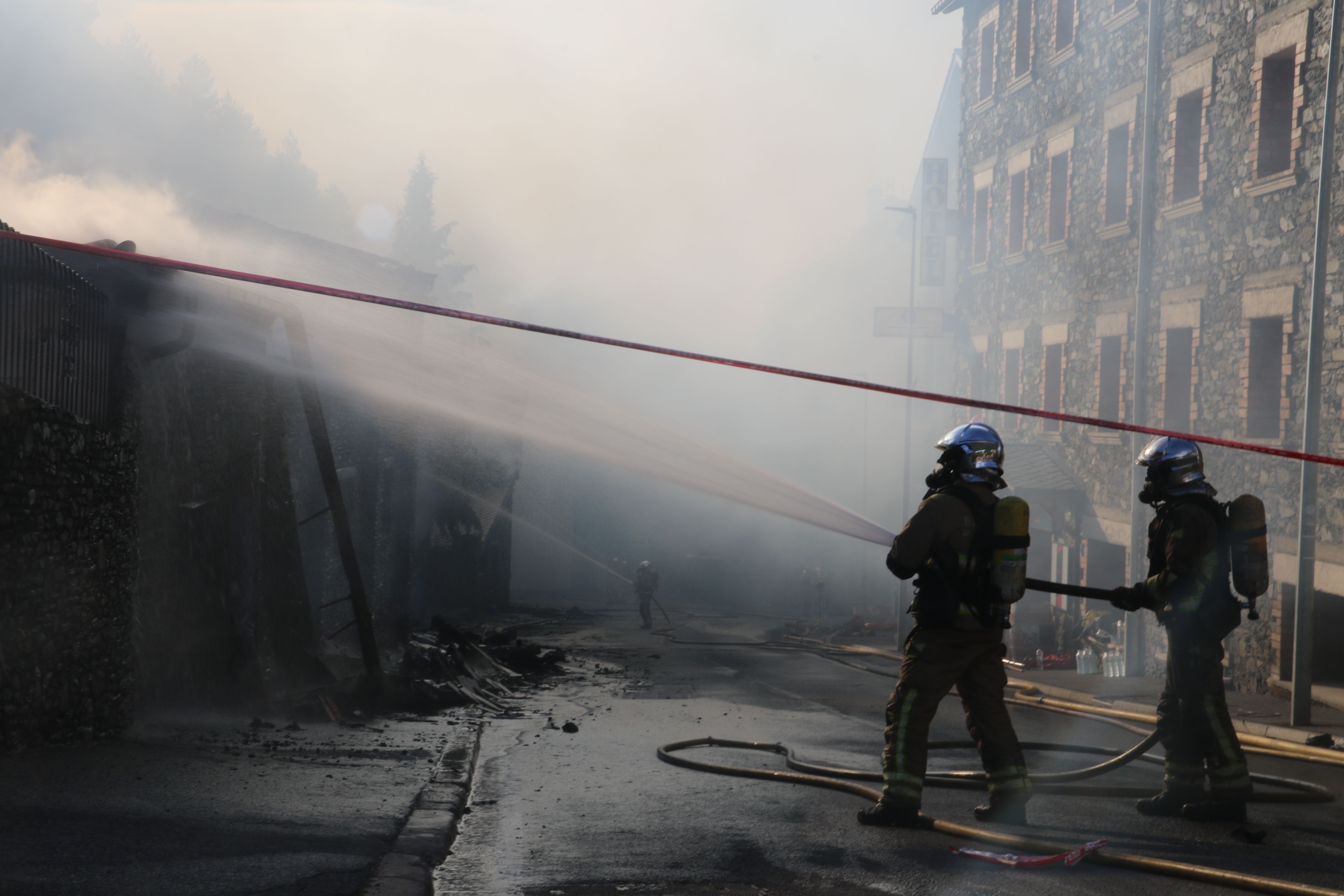 Bombers treballant en l'extinció de l'incendi d'Arinsal. Bombers treballant en l'extinció de l'incendi d'Arinsal.