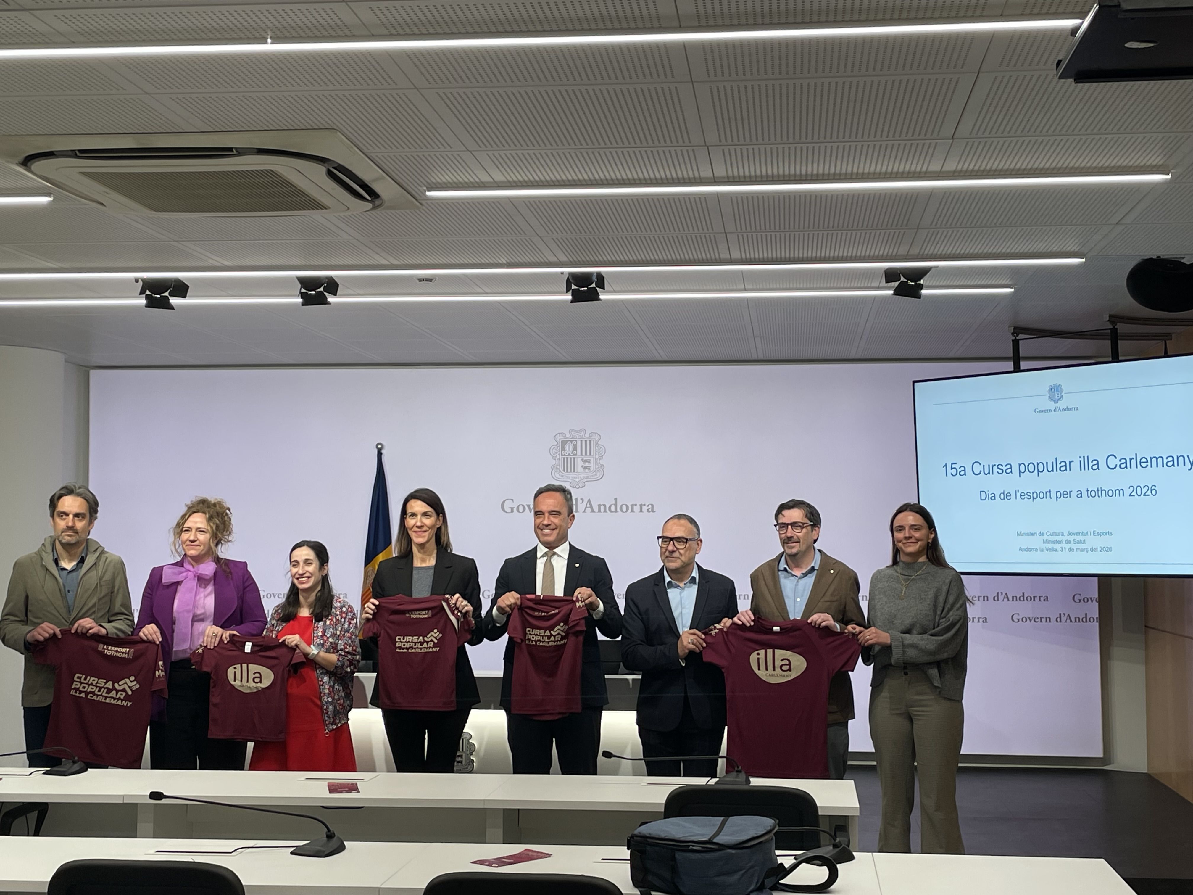 Els secretaris d'Estat amb els diferents col·laboradors presentant les samarretes d'enguany.