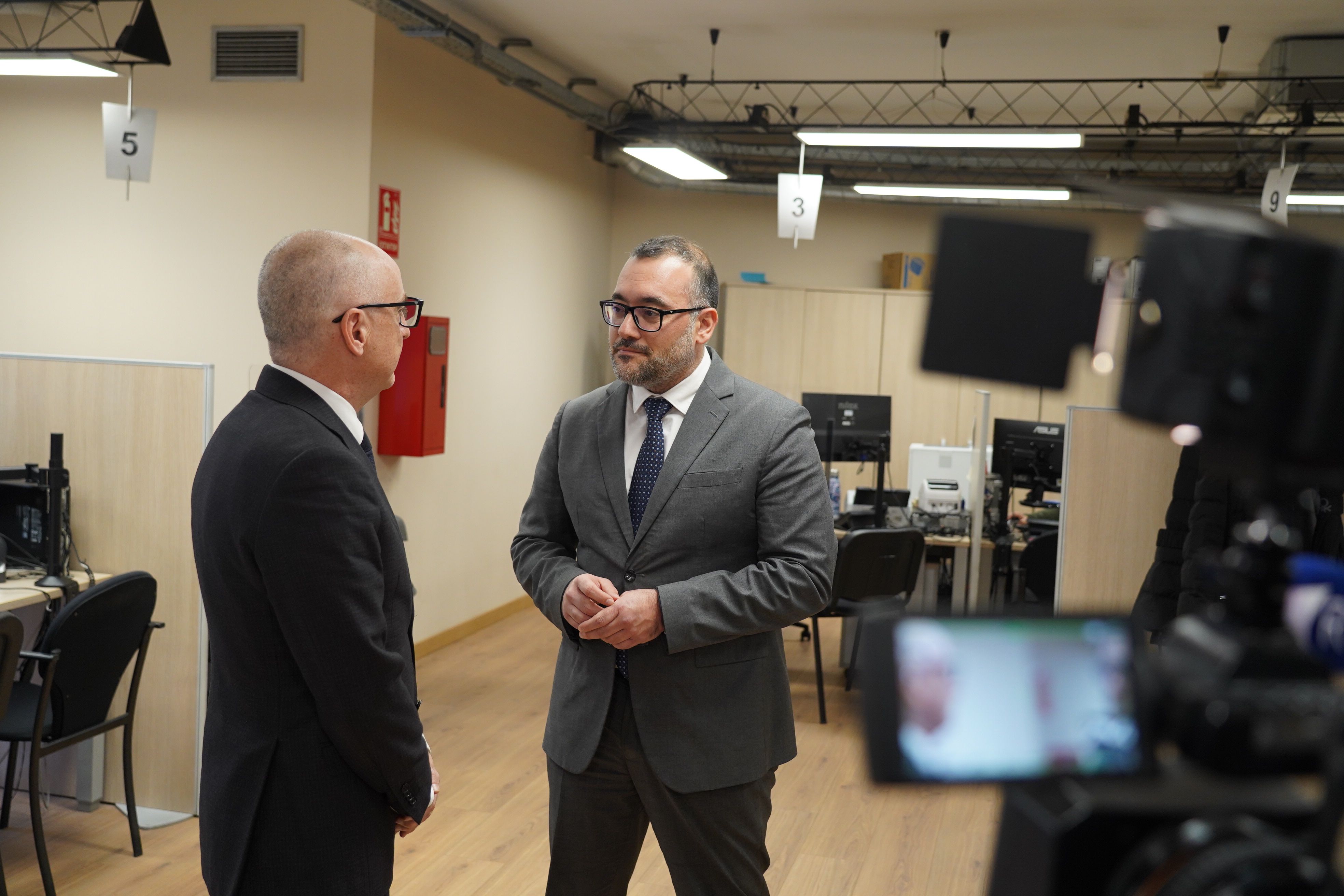 Lladós i Ferreira parlen a les dependències de Tributs mentre els grava un càmara d'ATV. Lladós i Ferreira parlen a les dependències de Tributs mentre els grava un càmara d'ATV.