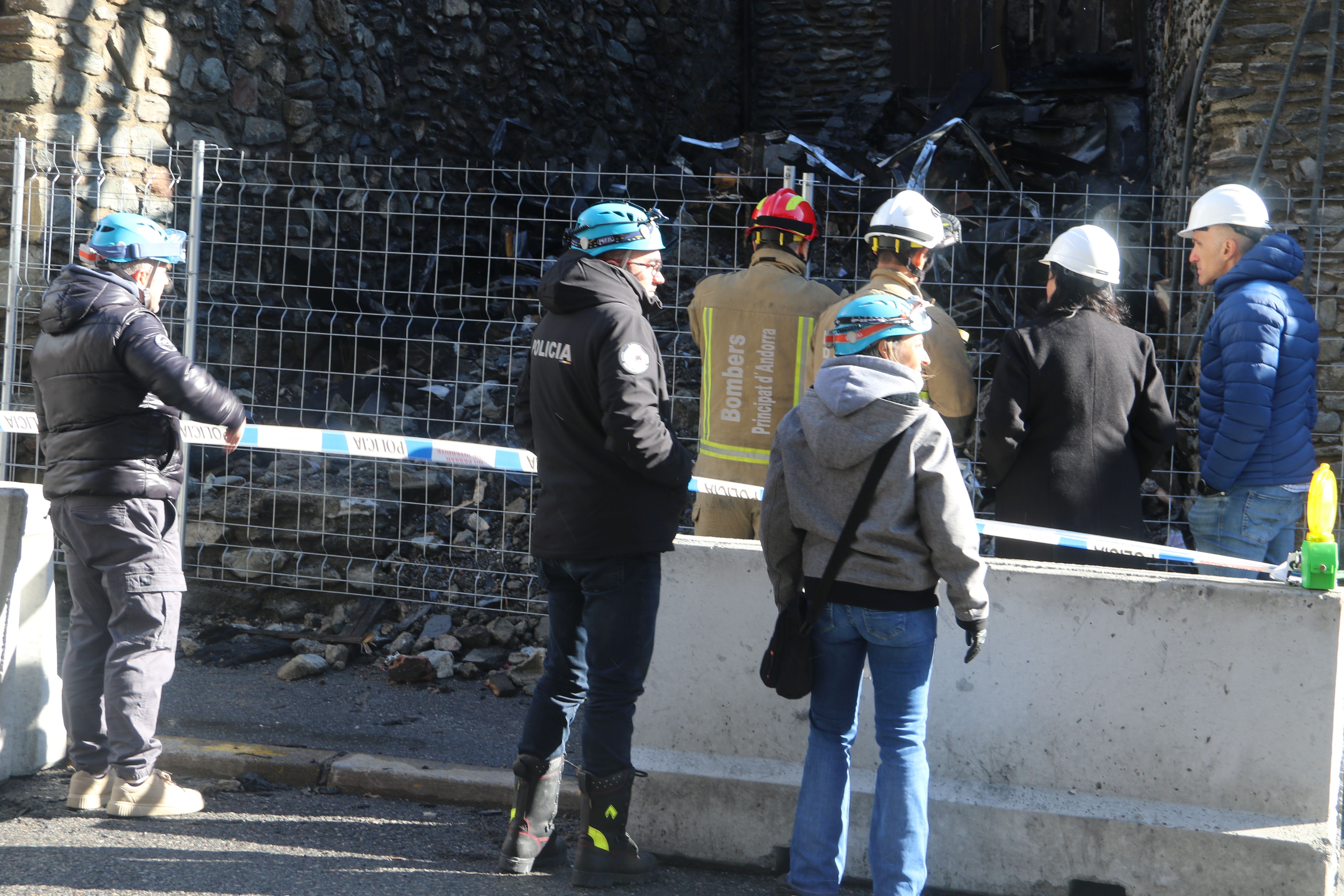 La comitiva observant la situació.