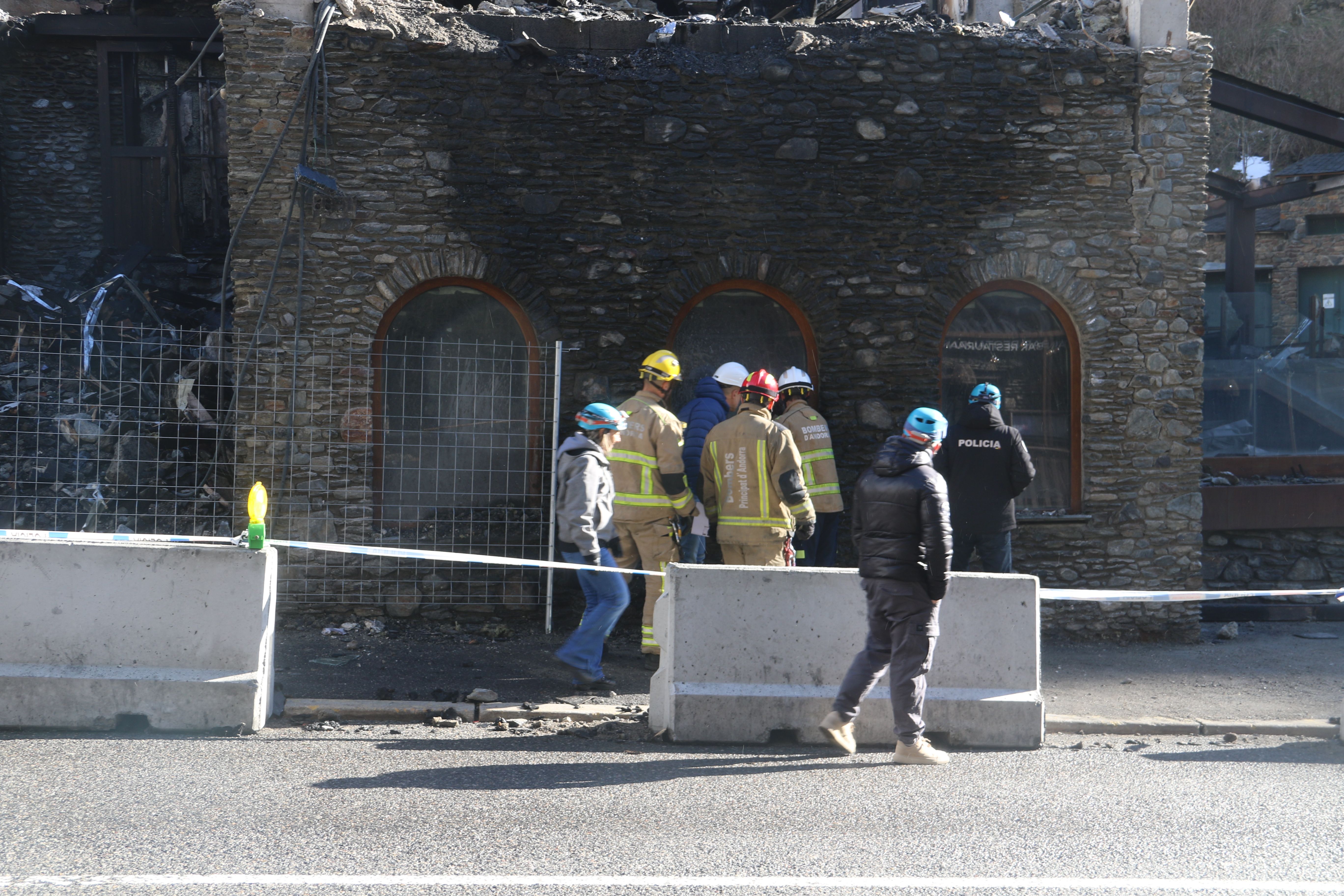 La comitiva observant la situació.