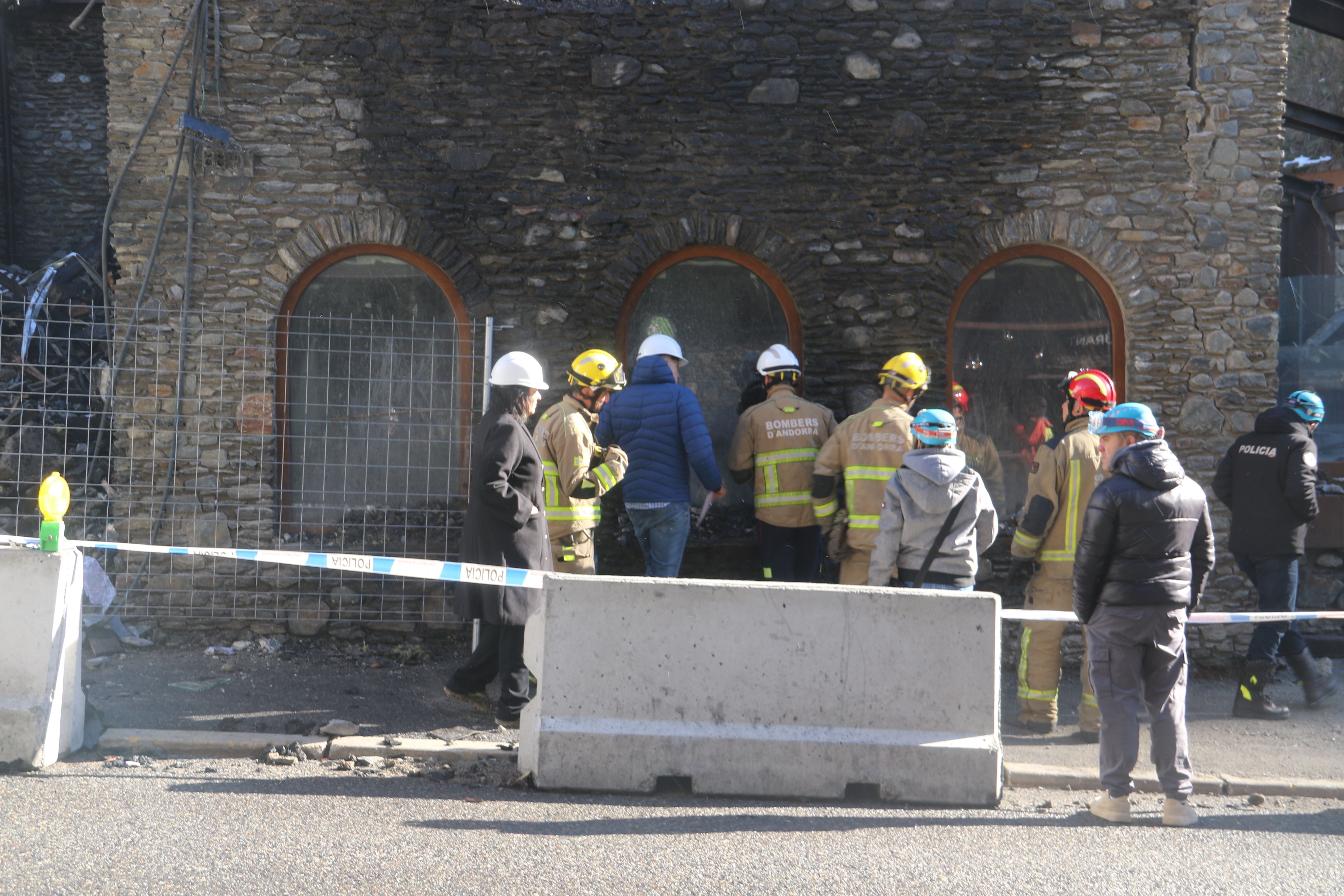 La comitiva observant la situació.