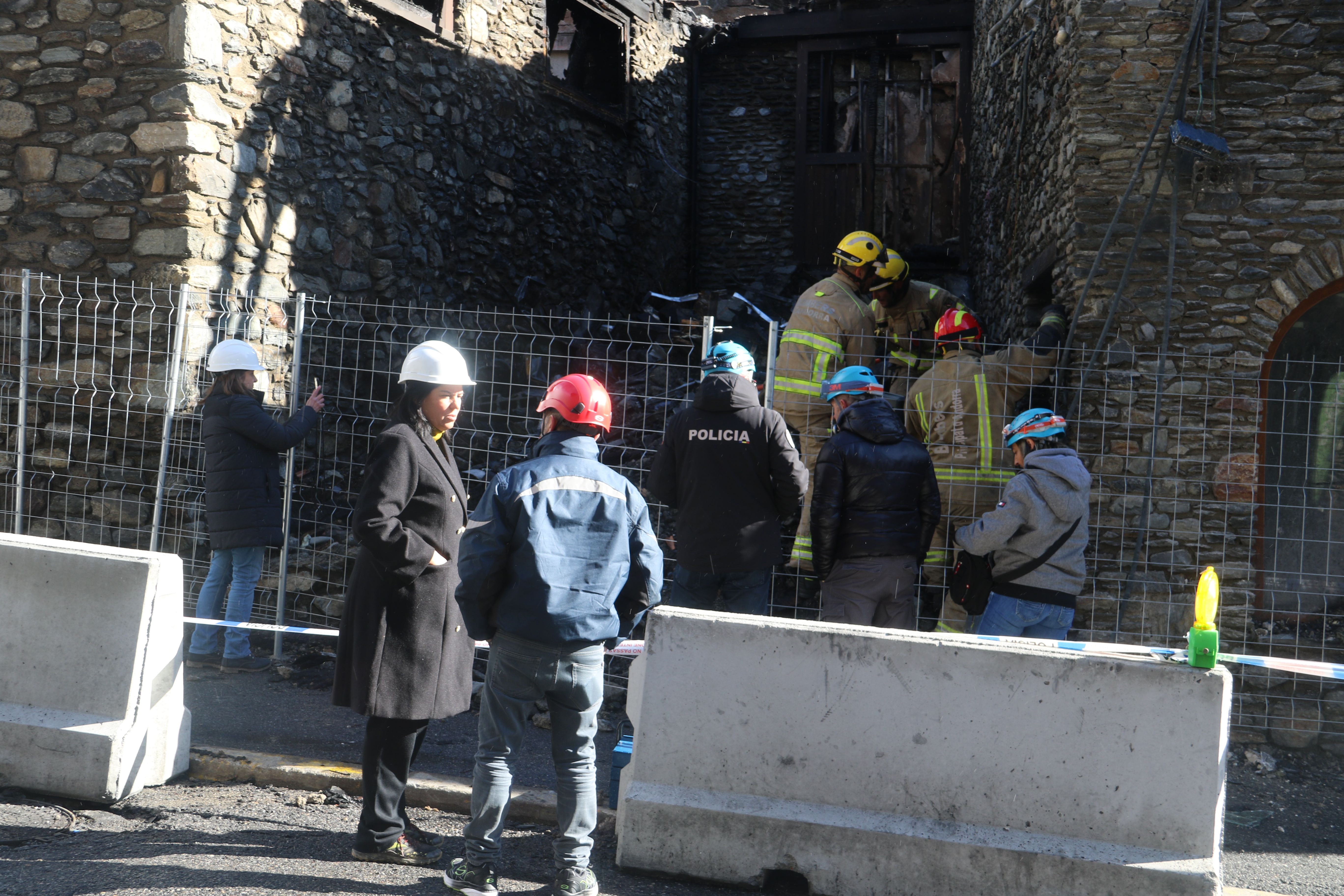 La cònsol parlant amb el responsable de manteniment d'Aigua Pura.