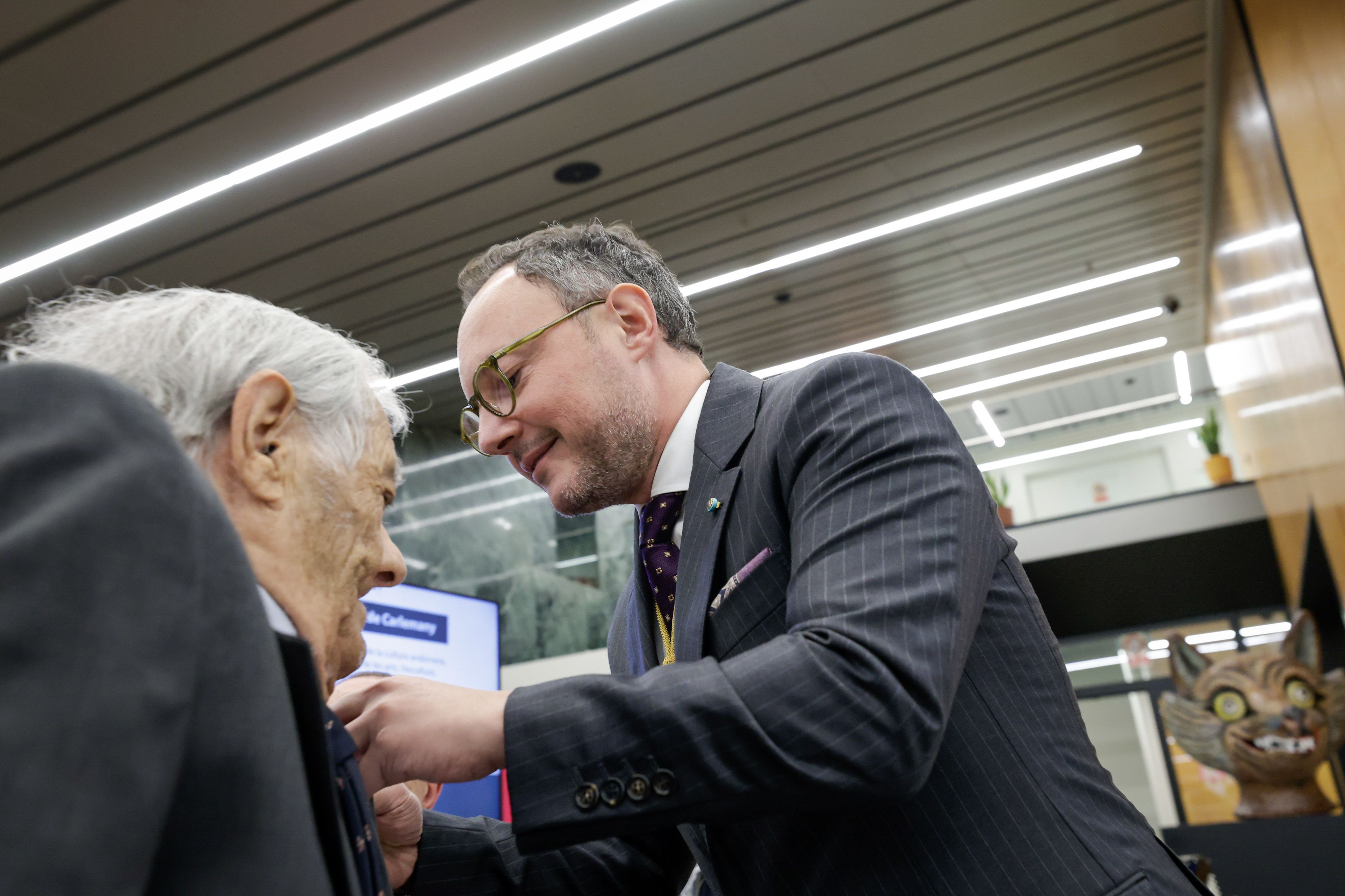Xavier Espot imposa l’Orde de Carlemany a Sergi Mas.