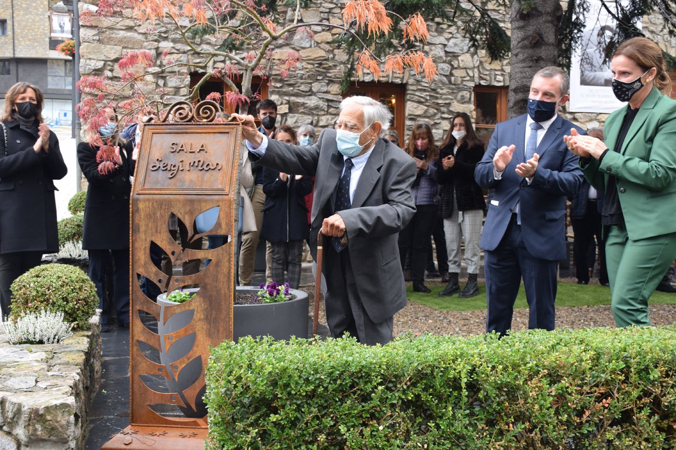 Sergi Mas descobrint la placa de la sala que porta el seu nom.