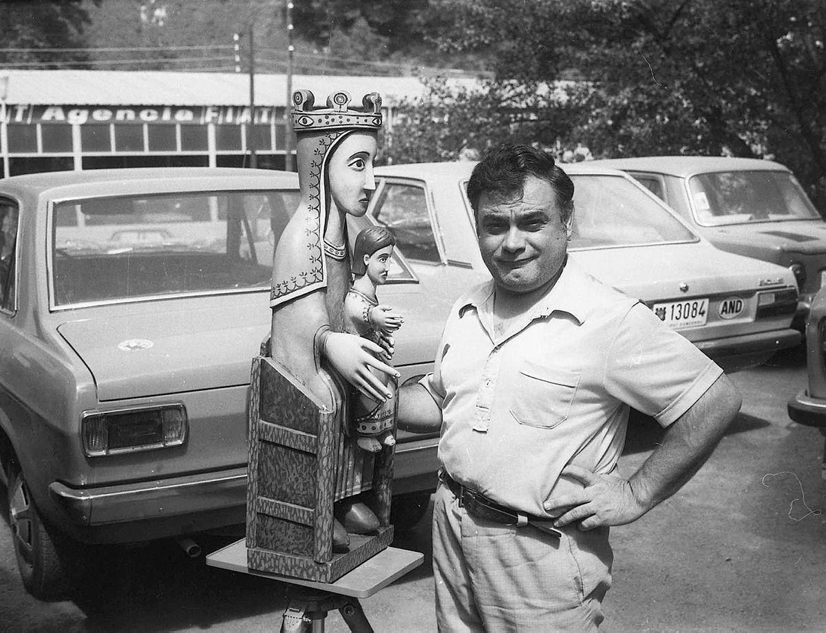 Sergi Mas amb la rèplica –feta en fusta– de la imatge de la verge de Meritxell, que va ser robada i cremada el 2005.