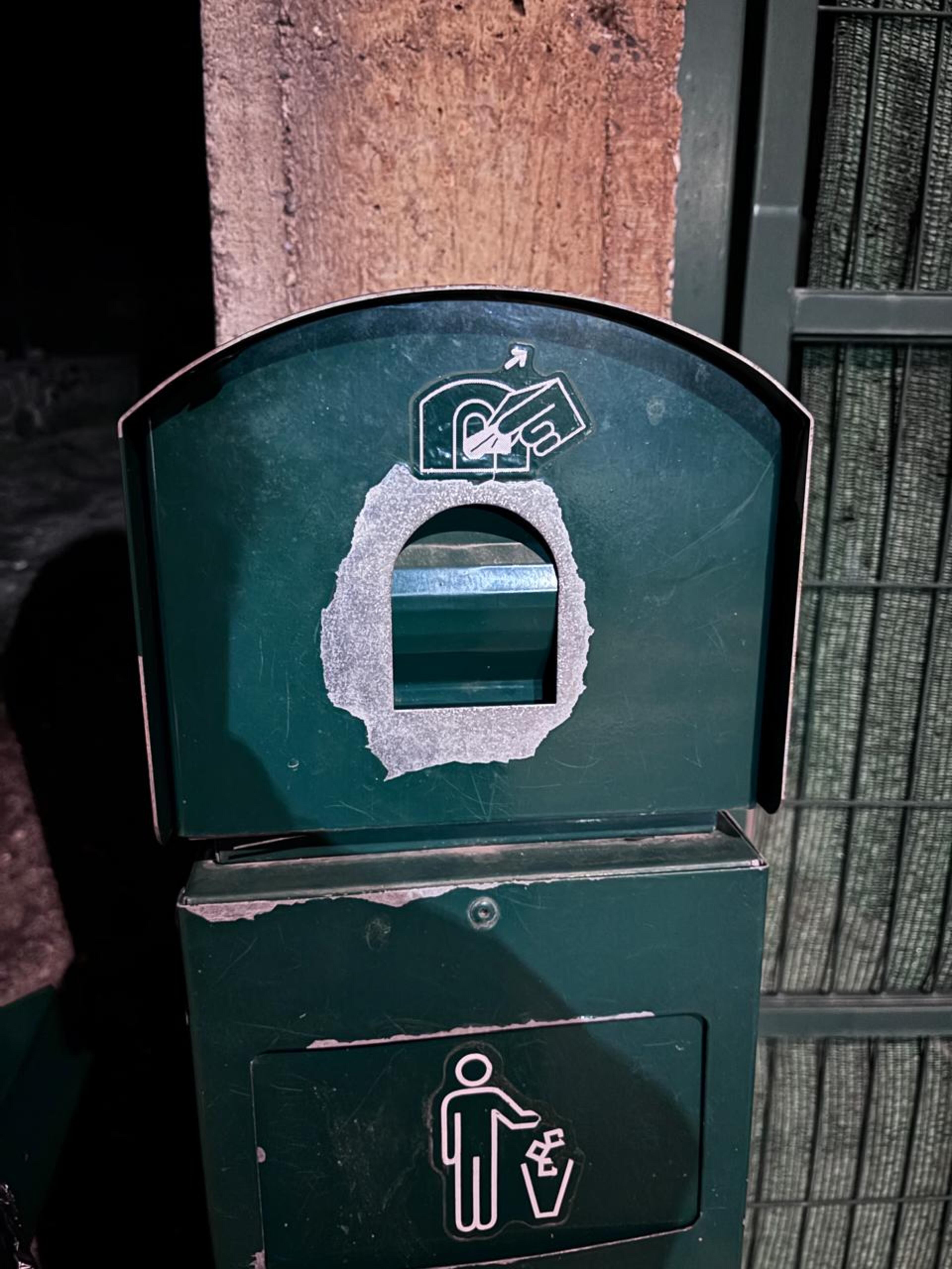 Un dispensador buit. Un dispensador buit.