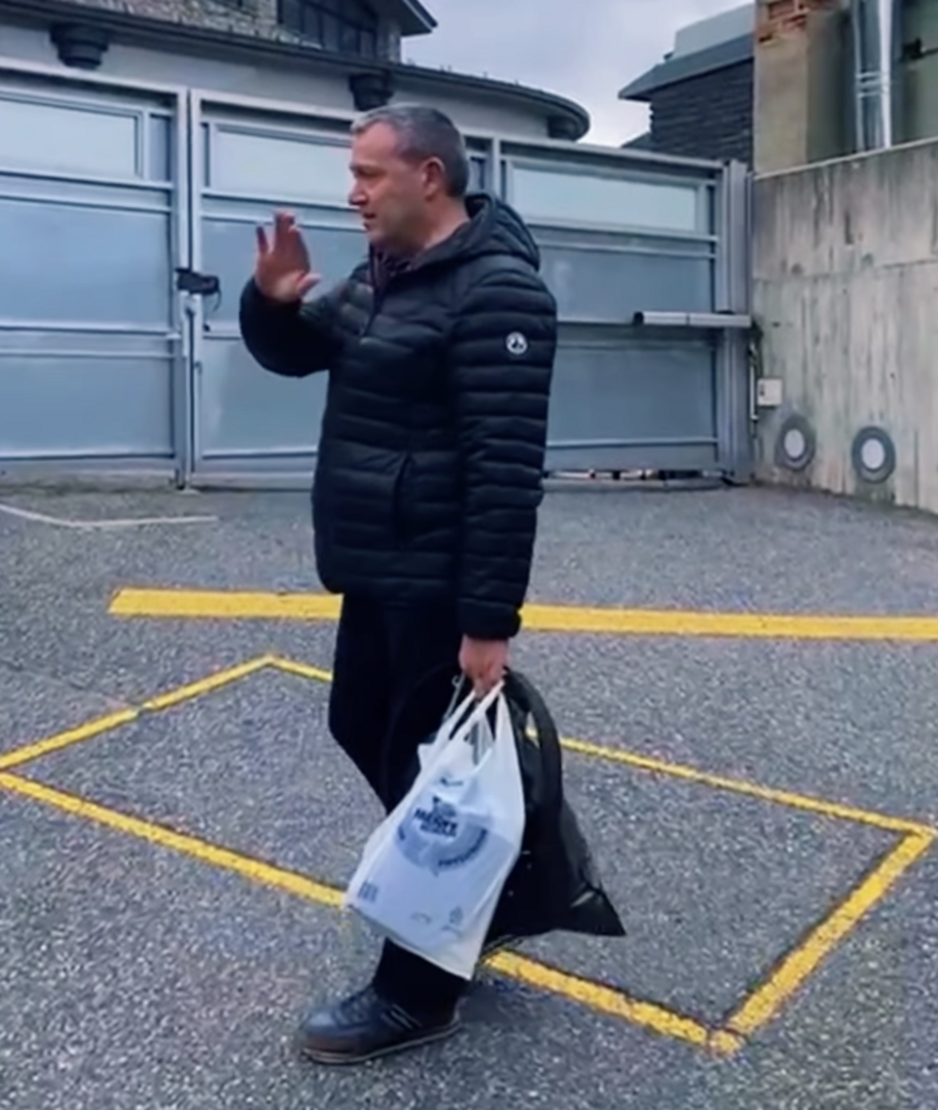 Joan Garcia s'acomiada dels companys.