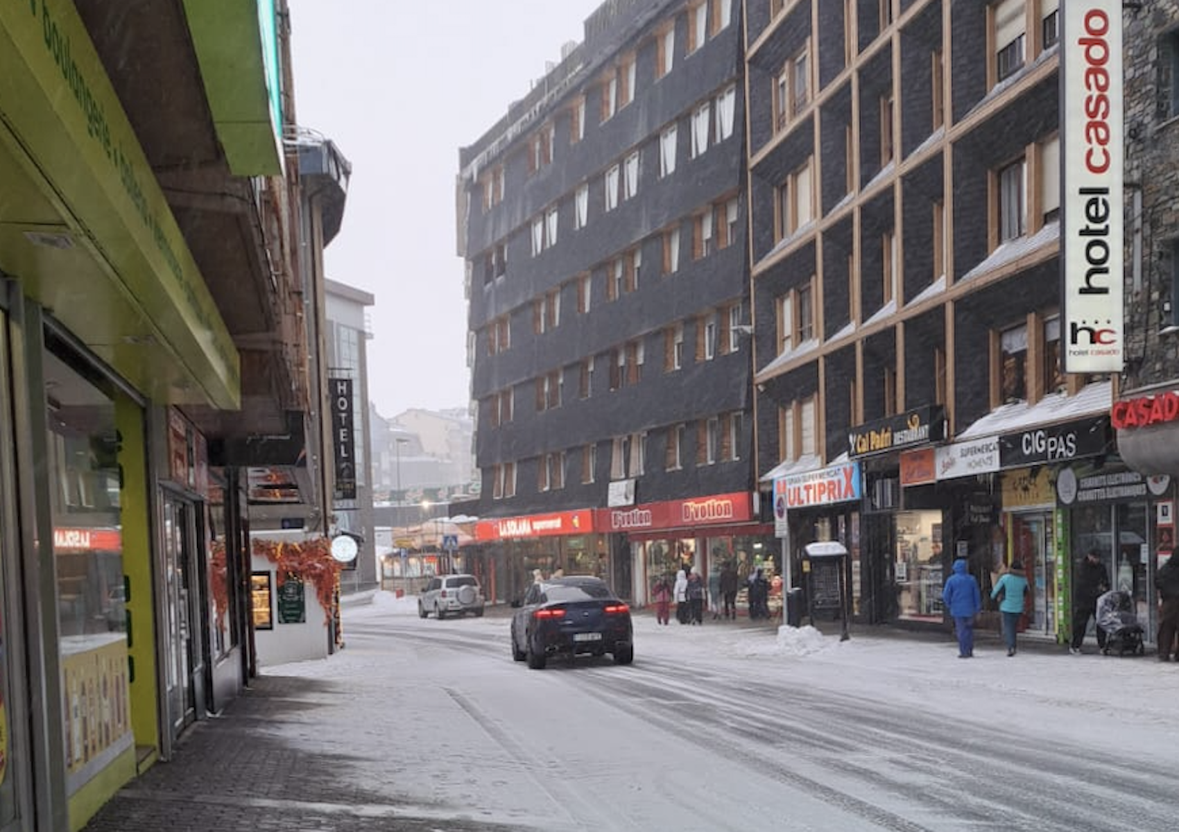 Un carrer cèntric del Pas el dia 31 de març.