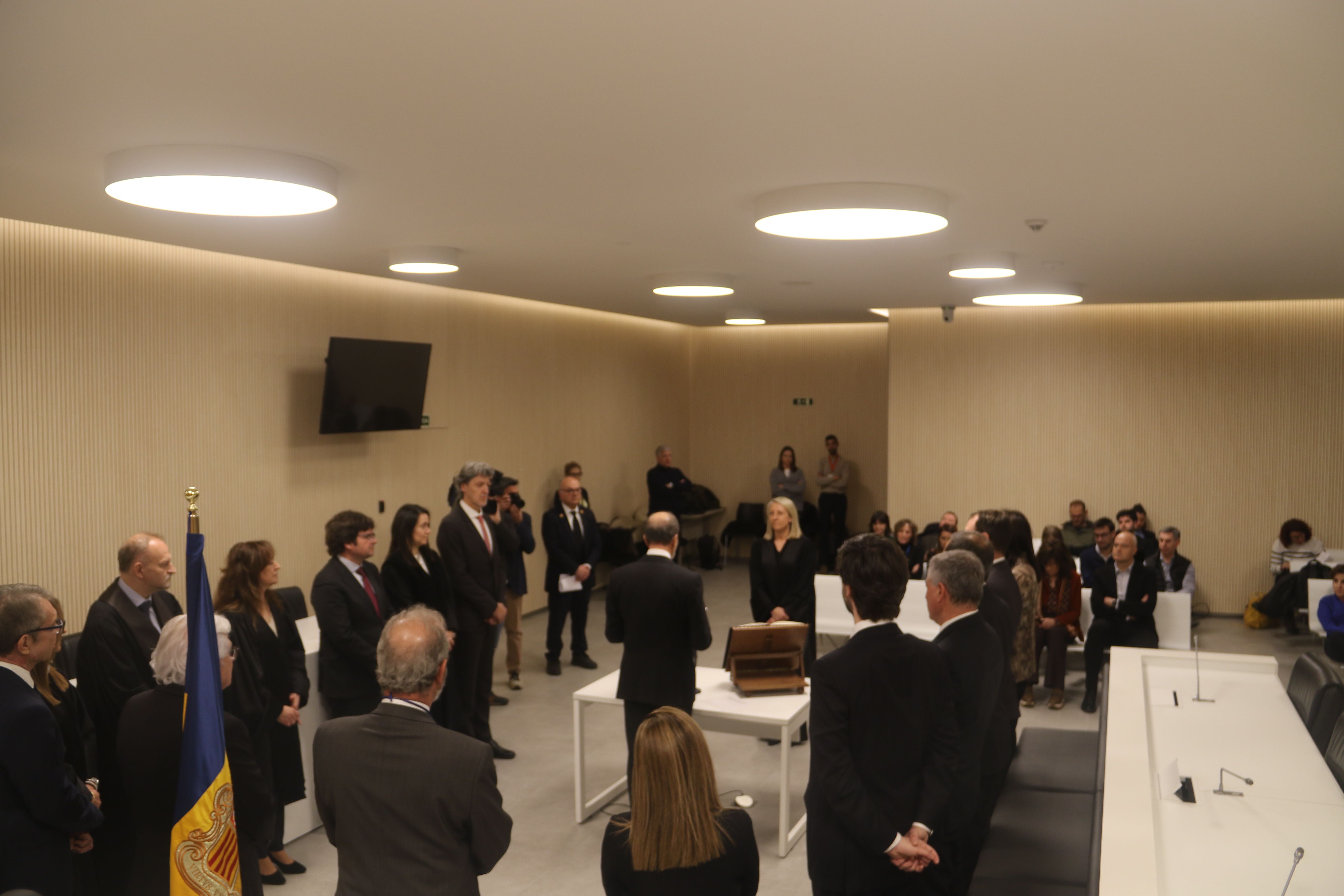 Una vista general de la presa de jurament.